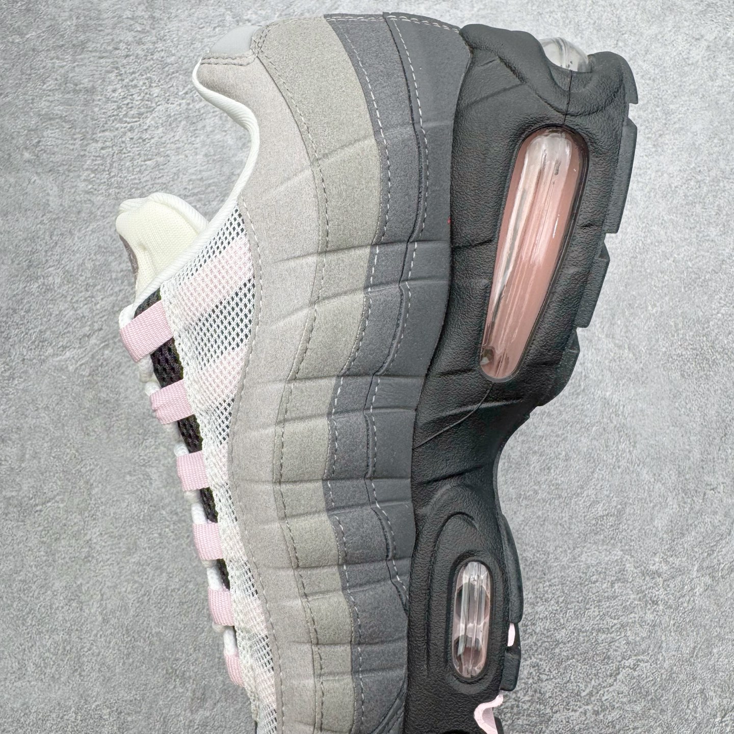 图片[7]-＃SF外贸特供 NK Air Max 95 OG 舒适百搭耐磨低帮气垫休闲跑步鞋 男女同款 灰粉 HJ5996-001 亲自操刀耗时半年开发 重金购买全套印尼原厂纸板楦头开发 2025官方主推系列 致敬诞生30周年的传奇鞋型 Air Max 95 系列再度重磅复刻归来 以全新配色续写光辉历史 更以现代手法重塑经典 将复古风格与前沿科技完美融合 一比一鞋头弧度高度鞋身弧度 东莞原厂模具大底 一码一模 原厂高韧性Tpu 独家供应35.5 45.5 48.5 49.5 50.5 原厂特供同批次皮料与Zp零色差 原厂特供内外标均可过绿X扫描认证 独家原装Big Bubble气垫 气垫体积更大 提供更强的缓震性能和回弹性 进口玻璃冲刀皮料裁剪零毛边 电脑针车工艺 鞋面不留荧光细节 平台可冲 超高鞋面清洁度 最高QC检验标准 控制溢胶瑕疵 每一双都是工艺品 实拍调校N版已经零色差零失真 百分百还原实物色彩所见即所得 不存在货不对板色差等低级问题 选购参考实物拍摄 不混卖不参货 只用心做好货严格选品 承诺混一赔十 尺码：35.5 36 36.5 37.5 38 38.5 39 40 40.5 41 42 42.5 43 44 44.5 45 45.5 46 47.5 48.5 49.5 50.5-选品中心