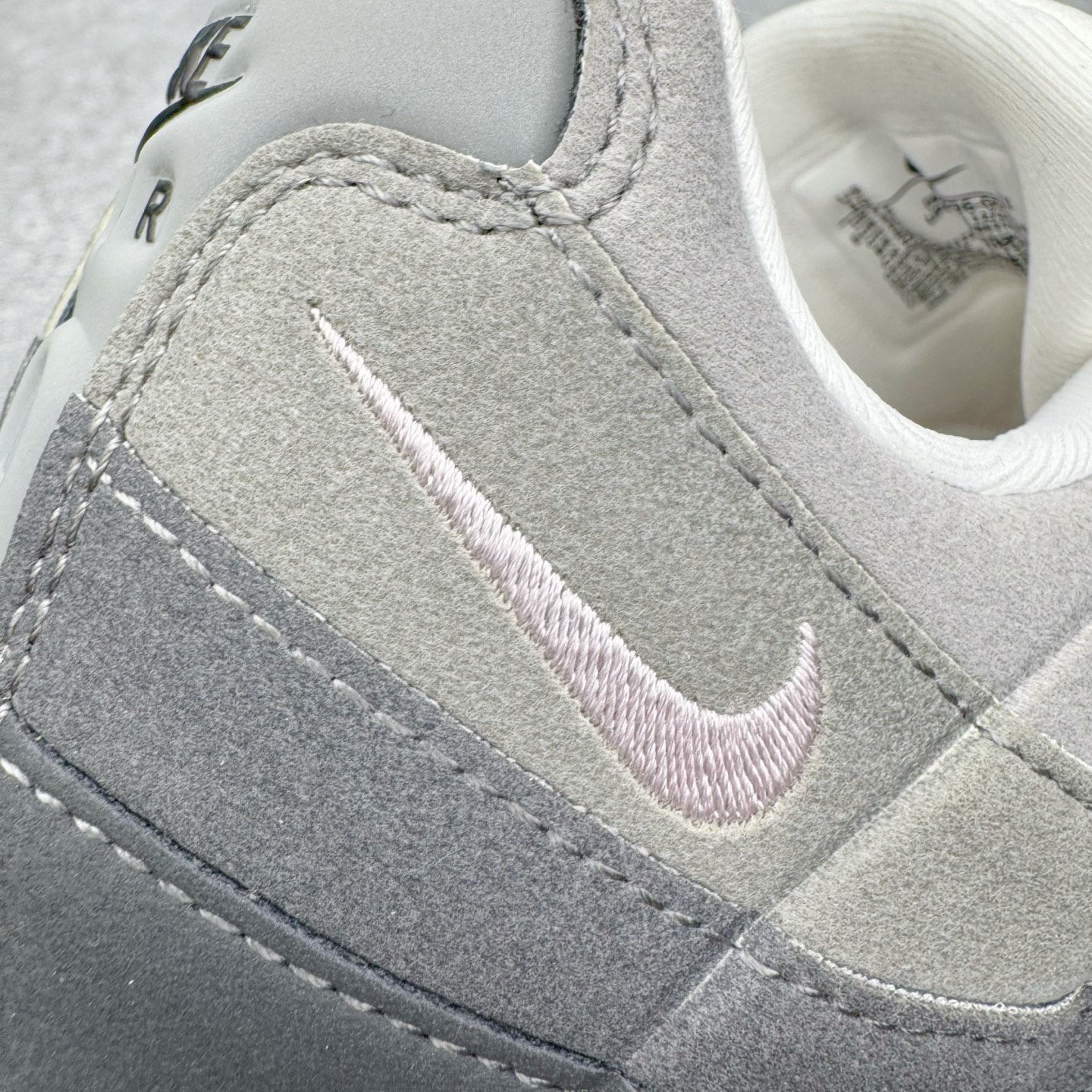 图片[14]-＃SF外贸特供 NK Air Max 95 OG 舒适百搭耐磨低帮气垫休闲跑步鞋 男女同款 灰粉 HJ5996-001 亲自操刀耗时半年开发 重金购买全套印尼原厂纸板楦头开发 2025官方主推系列 致敬诞生30周年的传奇鞋型 Air Max 95 系列再度重磅复刻归来 以全新配色续写光辉历史 更以现代手法重塑经典 将复古风格与前沿科技完美融合 一比一鞋头弧度高度鞋身弧度 东莞原厂模具大底 一码一模 原厂高韧性Tpu 独家供应35.5 45.5 48.5 49.5 50.5 原厂特供同批次皮料与Zp零色差 原厂特供内外标均可过绿X扫描认证 独家原装Big Bubble气垫 气垫体积更大 提供更强的缓震性能和回弹性 进口玻璃冲刀皮料裁剪零毛边 电脑针车工艺 鞋面不留荧光细节 平台可冲 超高鞋面清洁度 最高QC检验标准 控制溢胶瑕疵 每一双都是工艺品 实拍调校N版已经零色差零失真 百分百还原实物色彩所见即所得 不存在货不对板色差等低级问题 选购参考实物拍摄 不混卖不参货 只用心做好货严格选品 承诺混一赔十 尺码：35.5 36 36.5 37.5 38 38.5 39 40 40.5 41 42 42.5 43 44 44.5 45 45.5 46 47.5 48.5 49.5 50.5-选品中心