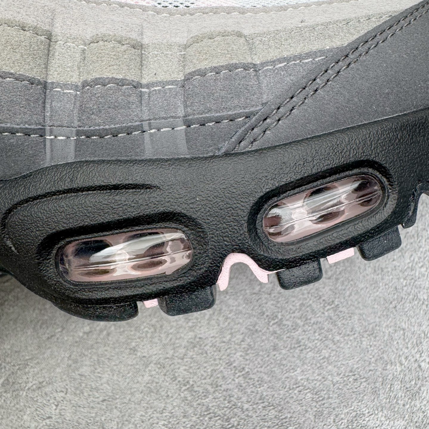 图片[12]-＃SF外贸特供 NK Air Max 95 OG 舒适百搭耐磨低帮气垫休闲跑步鞋 男女同款 灰粉 HJ5996-001 亲自操刀耗时半年开发 重金购买全套印尼原厂纸板楦头开发 2025官方主推系列 致敬诞生30周年的传奇鞋型 Air Max 95 系列再度重磅复刻归来 以全新配色续写光辉历史 更以现代手法重塑经典 将复古风格与前沿科技完美融合 一比一鞋头弧度高度鞋身弧度 东莞原厂模具大底 一码一模 原厂高韧性Tpu 独家供应35.5 45.5 48.5 49.5 50.5 原厂特供同批次皮料与Zp零色差 原厂特供内外标均可过绿X扫描认证 独家原装Big Bubble气垫 气垫体积更大 提供更强的缓震性能和回弹性 进口玻璃冲刀皮料裁剪零毛边 电脑针车工艺 鞋面不留荧光细节 平台可冲 超高鞋面清洁度 最高QC检验标准 控制溢胶瑕疵 每一双都是工艺品 实拍调校N版已经零色差零失真 百分百还原实物色彩所见即所得 不存在货不对板色差等低级问题 选购参考实物拍摄 不混卖不参货 只用心做好货严格选品 承诺混一赔十 尺码：35.5 36 36.5 37.5 38 38.5 39 40 40.5 41 42 42.5 43 44 44.5 45 45.5 46 47.5 48.5 49.5 50.5-选品中心