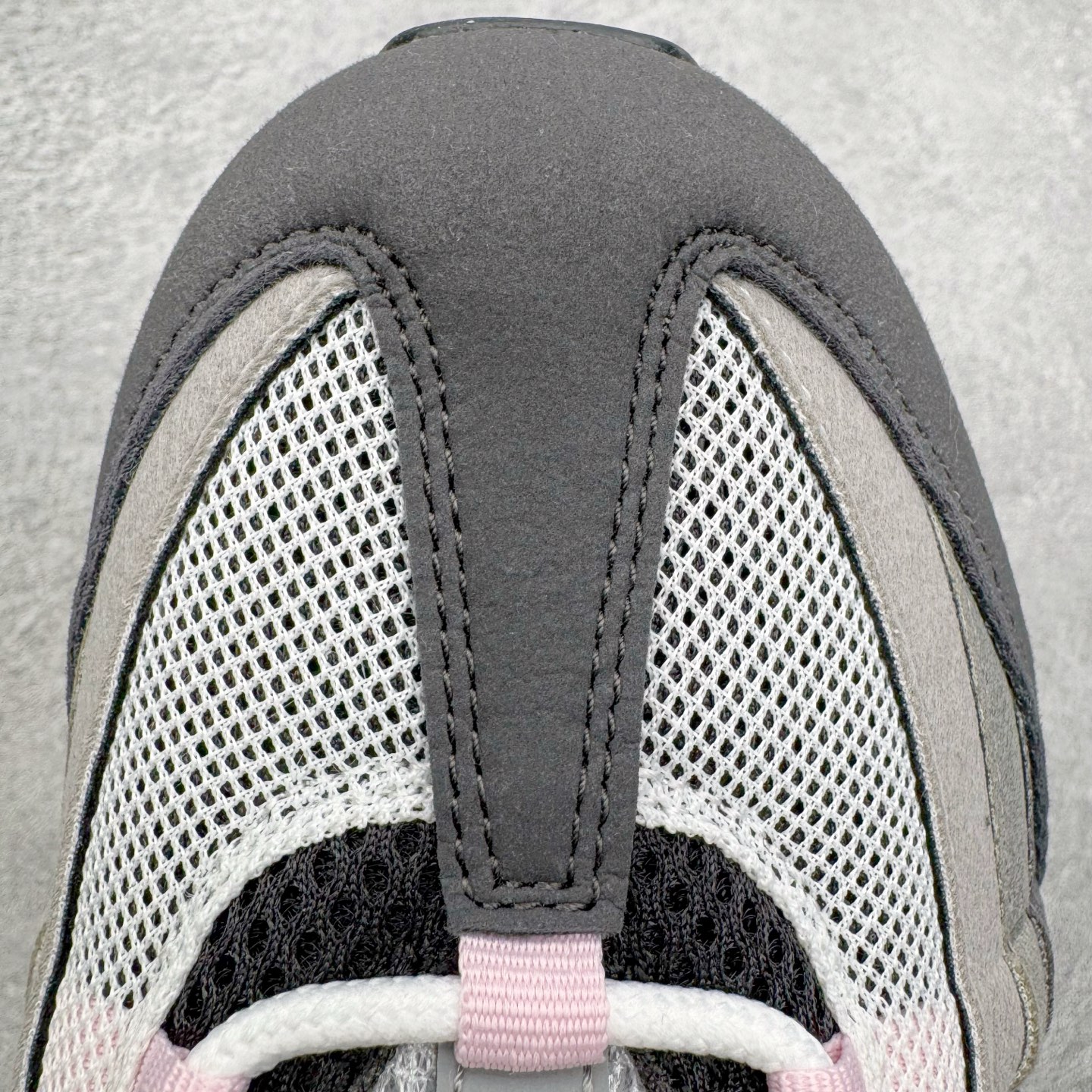 图片[17]-＃SF外贸特供 NK Air Max 95 OG 舒适百搭耐磨低帮气垫休闲跑步鞋 男女同款 灰粉 HJ5996-001 亲自操刀耗时半年开发 重金购买全套印尼原厂纸板楦头开发 2025官方主推系列 致敬诞生30周年的传奇鞋型 Air Max 95 系列再度重磅复刻归来 以全新配色续写光辉历史 更以现代手法重塑经典 将复古风格与前沿科技完美融合 一比一鞋头弧度高度鞋身弧度 东莞原厂模具大底 一码一模 原厂高韧性Tpu 独家供应35.5 45.5 48.5 49.5 50.5 原厂特供同批次皮料与Zp零色差 原厂特供内外标均可过绿X扫描认证 独家原装Big Bubble气垫 气垫体积更大 提供更强的缓震性能和回弹性 进口玻璃冲刀皮料裁剪零毛边 电脑针车工艺 鞋面不留荧光细节 平台可冲 超高鞋面清洁度 最高QC检验标准 控制溢胶瑕疵 每一双都是工艺品 实拍调校N版已经零色差零失真 百分百还原实物色彩所见即所得 不存在货不对板色差等低级问题 选购参考实物拍摄 不混卖不参货 只用心做好货严格选品 承诺混一赔十 尺码：35.5 36 36.5 37.5 38 38.5 39 40 40.5 41 42 42.5 43 44 44.5 45 45.5 46 47.5 48.5 49.5 50.5-选品中心