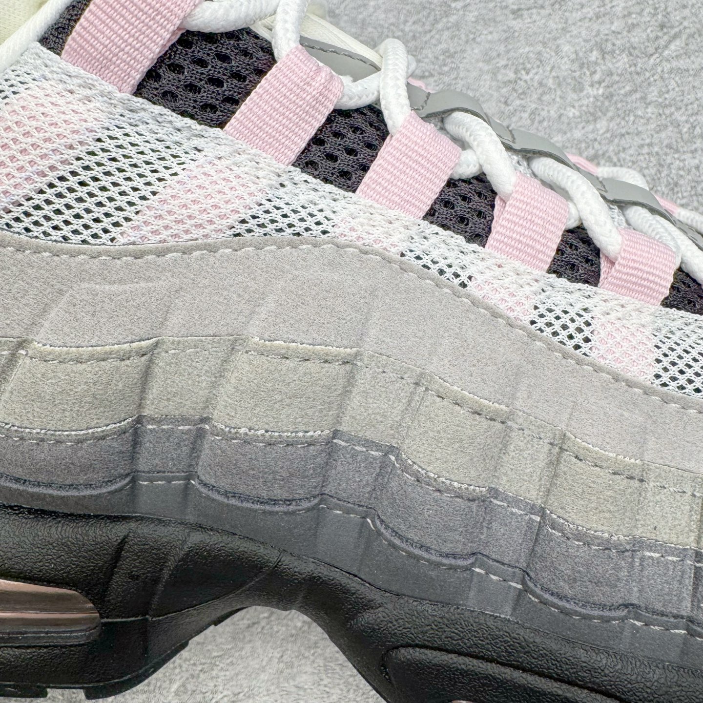 图片[13]-＃SF外贸特供 NK Air Max 95 OG 舒适百搭耐磨低帮气垫休闲跑步鞋 男女同款 灰粉 HJ5996-001 亲自操刀耗时半年开发 重金购买全套印尼原厂纸板楦头开发 2025官方主推系列 致敬诞生30周年的传奇鞋型 Air Max 95 系列再度重磅复刻归来 以全新配色续写光辉历史 更以现代手法重塑经典 将复古风格与前沿科技完美融合 一比一鞋头弧度高度鞋身弧度 东莞原厂模具大底 一码一模 原厂高韧性Tpu 独家供应35.5 45.5 48.5 49.5 50.5 原厂特供同批次皮料与Zp零色差 原厂特供内外标均可过绿X扫描认证 独家原装Big Bubble气垫 气垫体积更大 提供更强的缓震性能和回弹性 进口玻璃冲刀皮料裁剪零毛边 电脑针车工艺 鞋面不留荧光细节 平台可冲 超高鞋面清洁度 最高QC检验标准 控制溢胶瑕疵 每一双都是工艺品 实拍调校N版已经零色差零失真 百分百还原实物色彩所见即所得 不存在货不对板色差等低级问题 选购参考实物拍摄 不混卖不参货 只用心做好货严格选品 承诺混一赔十 尺码：35.5 36 36.5 37.5 38 38.5 39 40 40.5 41 42 42.5 43 44 44.5 45 45.5 46 47.5 48.5 49.5 50.5-选品中心