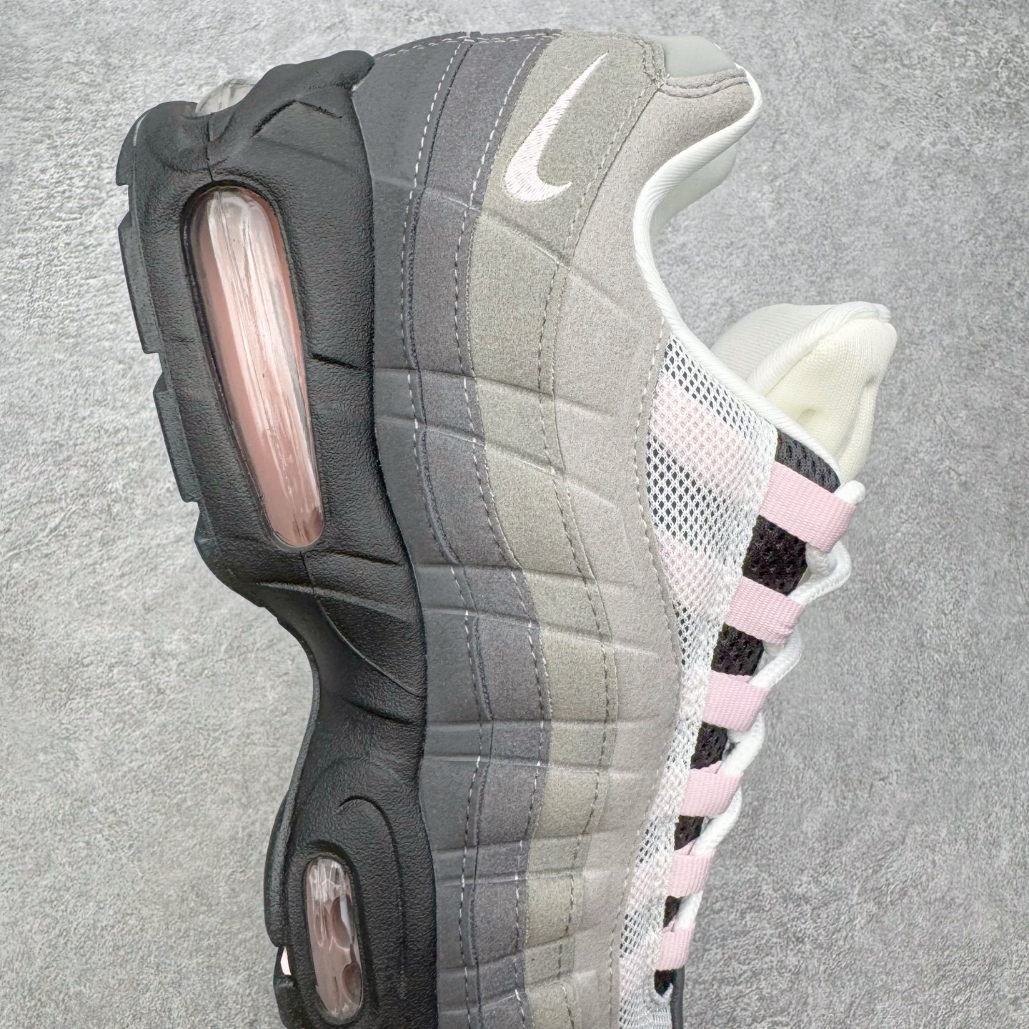 图片[6]-＃SF外贸特供 NK Air Max 95 OG 舒适百搭耐磨低帮气垫休闲跑步鞋 男女同款 灰粉 HJ5996-001 亲自操刀耗时半年开发 重金购买全套印尼原厂纸板楦头开发 2025官方主推系列 致敬诞生30周年的传奇鞋型 Air Max 95 系列再度重磅复刻归来 以全新配色续写光辉历史 更以现代手法重塑经典 将复古风格与前沿科技完美融合 一比一鞋头弧度高度鞋身弧度 东莞原厂模具大底 一码一模 原厂高韧性Tpu 独家供应35.5 45.5 48.5 49.5 50.5 原厂特供同批次皮料与Zp零色差 原厂特供内外标均可过绿X扫描认证 独家原装Big Bubble气垫 气垫体积更大 提供更强的缓震性能和回弹性 进口玻璃冲刀皮料裁剪零毛边 电脑针车工艺 鞋面不留荧光细节 平台可冲 超高鞋面清洁度 最高QC检验标准 控制溢胶瑕疵 每一双都是工艺品 实拍调校N版已经零色差零失真 百分百还原实物色彩所见即所得 不存在货不对板色差等低级问题 选购参考实物拍摄 不混卖不参货 只用心做好货严格选品 承诺混一赔十 尺码：35.5 36 36.5 37.5 38 38.5 39 40 40.5 41 42 42.5 43 44 44.5 45 45.5 46 47.5 48.5 49.5 50.5-选品中心