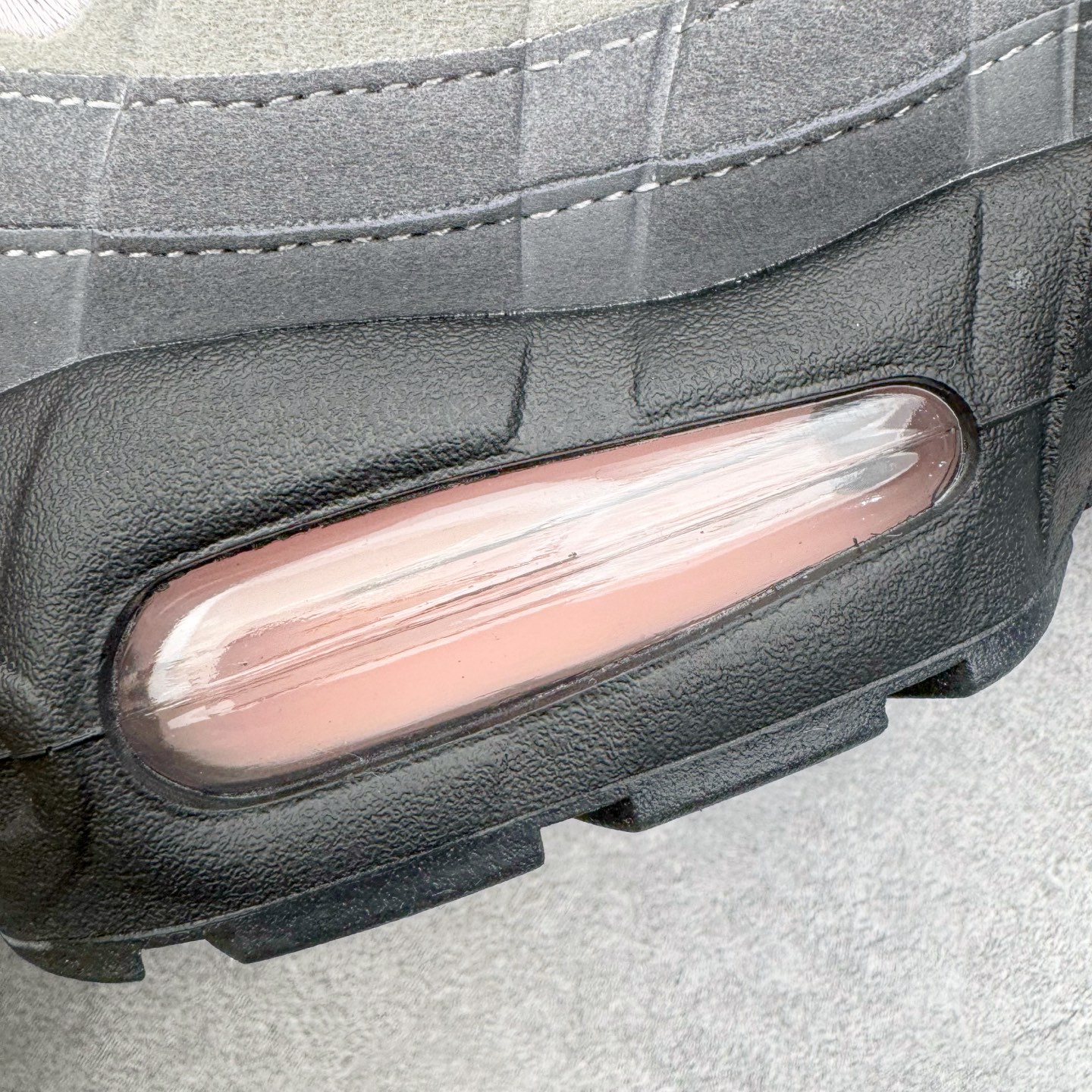 图片[11]-＃SF外贸特供 NK Air Max 95 OG 舒适百搭耐磨低帮气垫休闲跑步鞋 男女同款 灰粉 HJ5996-001 亲自操刀耗时半年开发 重金购买全套印尼原厂纸板楦头开发 2025官方主推系列 致敬诞生30周年的传奇鞋型 Air Max 95 系列再度重磅复刻归来 以全新配色续写光辉历史 更以现代手法重塑经典 将复古风格与前沿科技完美融合 一比一鞋头弧度高度鞋身弧度 东莞原厂模具大底 一码一模 原厂高韧性Tpu 独家供应35.5 45.5 48.5 49.5 50.5 原厂特供同批次皮料与Zp零色差 原厂特供内外标均可过绿X扫描认证 独家原装Big Bubble气垫 气垫体积更大 提供更强的缓震性能和回弹性 进口玻璃冲刀皮料裁剪零毛边 电脑针车工艺 鞋面不留荧光细节 平台可冲 超高鞋面清洁度 最高QC检验标准 控制溢胶瑕疵 每一双都是工艺品 实拍调校N版已经零色差零失真 百分百还原实物色彩所见即所得 不存在货不对板色差等低级问题 选购参考实物拍摄 不混卖不参货 只用心做好货严格选品 承诺混一赔十 尺码：35.5 36 36.5 37.5 38 38.5 39 40 40.5 41 42 42.5 43 44 44.5 45 45.5 46 47.5 48.5 49.5 50.5-选品中心