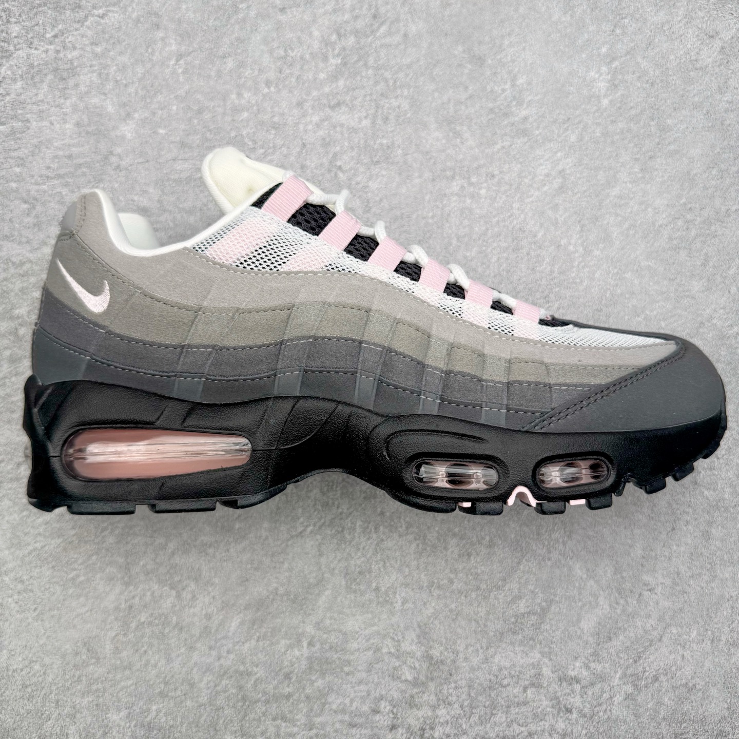 ＃SF外贸特供 NK Air Max 95 OG 舒适百搭耐磨低帮气垫休闲跑步鞋 男女同款 灰粉 HJ5996-001 亲自操刀耗时半年开发 重金购买全套印尼原厂纸板楦头开发 2025官方主推系列 致敬诞生30周年的传奇鞋型 Air Max 95 系列再度重磅复刻归来 以全新配色续写光辉历史 更以现代手法重塑经典 将复古风格与前沿科技完美融合 一比一鞋头弧度高度鞋身弧度 东莞原厂模具大底 一码一模 原厂高韧性Tpu 独家供应35.5 45.5 48.5 49.5 50.5 原厂特供同批次皮料与Zp零色差 原厂特供内外标均可过绿X扫描认证 独家原装Big Bubble气垫 气垫体积更大 提供更强的缓震性能和回弹性 进口玻璃冲刀皮料裁剪零毛边 电脑针车工艺 鞋面不留荧光细节 平台可冲 超高鞋面清洁度 最高QC检验标准 控制溢胶瑕疵 每一双都是工艺品 实拍调校N版已经零色差零失真 百分百还原实物色彩所见即所得 不存在货不对板色差等低级问题 选购参考实物拍摄 不混卖不参货 只用心做好货严格选品 承诺混一赔十 尺码：35.5 36 36.5 37.5 38 38.5 39 40 40.5 41 42 42.5 43 44 44.5 45 45.5 46 47.5 48.5 49.5 50.5-选品中心