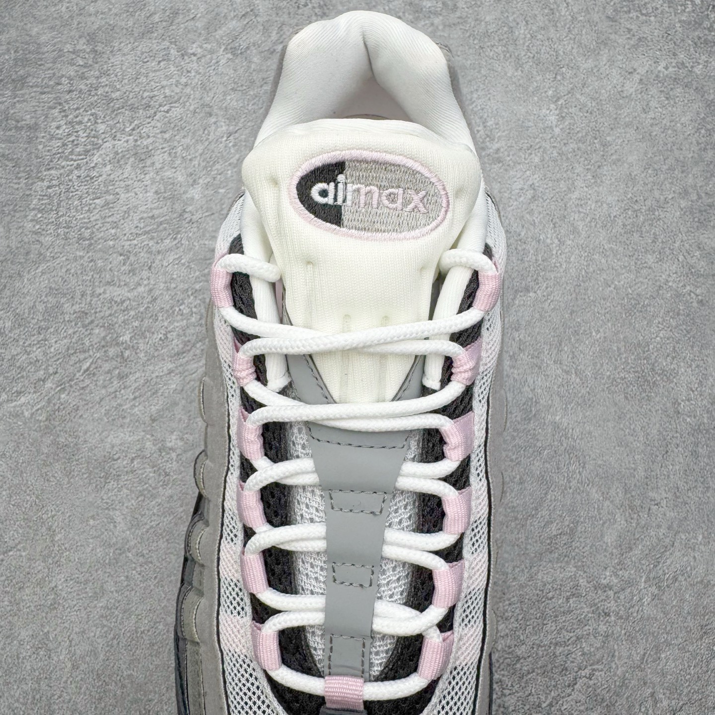 图片[5]-＃SF外贸特供 NK Air Max 95 OG 舒适百搭耐磨低帮气垫休闲跑步鞋 男女同款 灰粉 HJ5996-001 亲自操刀耗时半年开发 重金购买全套印尼原厂纸板楦头开发 2025官方主推系列 致敬诞生30周年的传奇鞋型 Air Max 95 系列再度重磅复刻归来 以全新配色续写光辉历史 更以现代手法重塑经典 将复古风格与前沿科技完美融合 一比一鞋头弧度高度鞋身弧度 东莞原厂模具大底 一码一模 原厂高韧性Tpu 独家供应35.5 45.5 48.5 49.5 50.5 原厂特供同批次皮料与Zp零色差 原厂特供内外标均可过绿X扫描认证 独家原装Big Bubble气垫 气垫体积更大 提供更强的缓震性能和回弹性 进口玻璃冲刀皮料裁剪零毛边 电脑针车工艺 鞋面不留荧光细节 平台可冲 超高鞋面清洁度 最高QC检验标准 控制溢胶瑕疵 每一双都是工艺品 实拍调校N版已经零色差零失真 百分百还原实物色彩所见即所得 不存在货不对板色差等低级问题 选购参考实物拍摄 不混卖不参货 只用心做好货严格选品 承诺混一赔十 尺码：35.5 36 36.5 37.5 38 38.5 39 40 40.5 41 42 42.5 43 44 44.5 45 45.5 46 47.5 48.5 49.5 50.5-选品中心