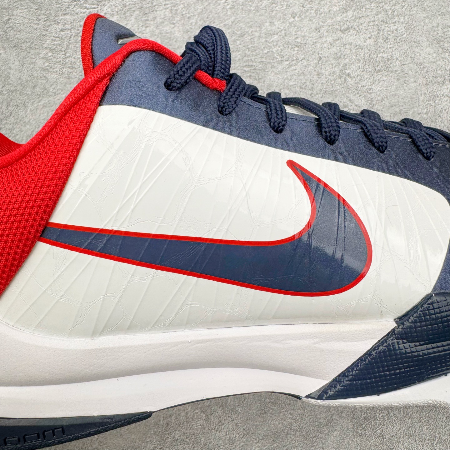 图片[18]-＃H12纯原 NK Zoom Kobe ZK5 科比5代 USA 白蓝红 386429-103 完美复刻公司货 前掌超大Zoom Turbo气垫 后掌EVA缓震 真正的原汁原味 还原ZP脚感 全身鞋材卡料色独家定制 唯一正确喷漆工艺Swoosh 正确凹凸蛇鳞工艺 正确鞋面渐变效果 内全置真动飞态线 独立原厂模具 最大尺码达到49.5码 首批不拼图大几率过验 亲测已过 支持各种高强度实战 无需担心 上脚价 补货周期极长 脚宽建议买大半码 科比系列前掌偏窄 不影响二次销售 支持七天无理由退换 尺码：41 42 42.5 43 44 44.5 45 45.5 46 47.5 48.5 49.5-选品中心