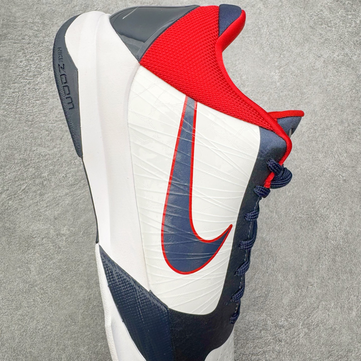 图片[6]-＃H12纯原 NK Zoom Kobe ZK5 科比5代 USA 白蓝红 386429-103 完美复刻公司货 前掌超大Zoom Turbo气垫 后掌EVA缓震 真正的原汁原味 还原ZP脚感 全身鞋材卡料色独家定制 唯一正确喷漆工艺Swoosh 正确凹凸蛇鳞工艺 正确鞋面渐变效果 内全置真动飞态线 独立原厂模具 最大尺码达到49.5码 首批不拼图大几率过验 亲测已过 支持各种高强度实战 无需担心 上脚价 补货周期极长 脚宽建议买大半码 科比系列前掌偏窄 不影响二次销售 支持七天无理由退换 尺码：41 42 42.5 43 44 44.5 45 45.5 46 47.5 48.5 49.5-选品中心