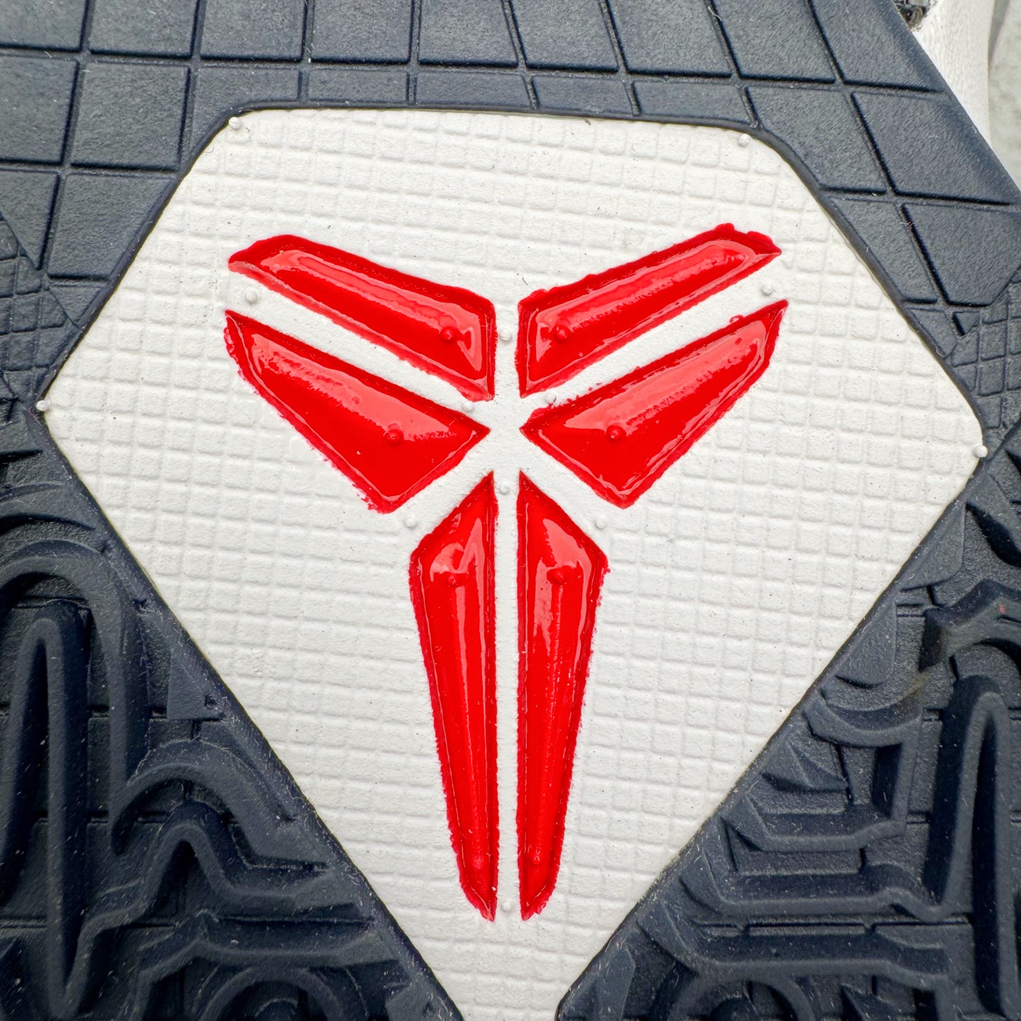 图片[21]-＃H12纯原 NK Zoom Kobe ZK5 科比5代 USA 白蓝红 386429-103 完美复刻公司货 前掌超大Zoom Turbo气垫 后掌EVA缓震 真正的原汁原味 还原ZP脚感 全身鞋材卡料色独家定制 唯一正确喷漆工艺Swoosh 正确凹凸蛇鳞工艺 正确鞋面渐变效果 内全置真动飞态线 独立原厂模具 最大尺码达到49.5码 首批不拼图大几率过验 亲测已过 支持各种高强度实战 无需担心 上脚价 补货周期极长 脚宽建议买大半码 科比系列前掌偏窄 不影响二次销售 支持七天无理由退换 尺码：41 42 42.5 43 44 44.5 45 45.5 46 47.5 48.5 49.5-选品中心