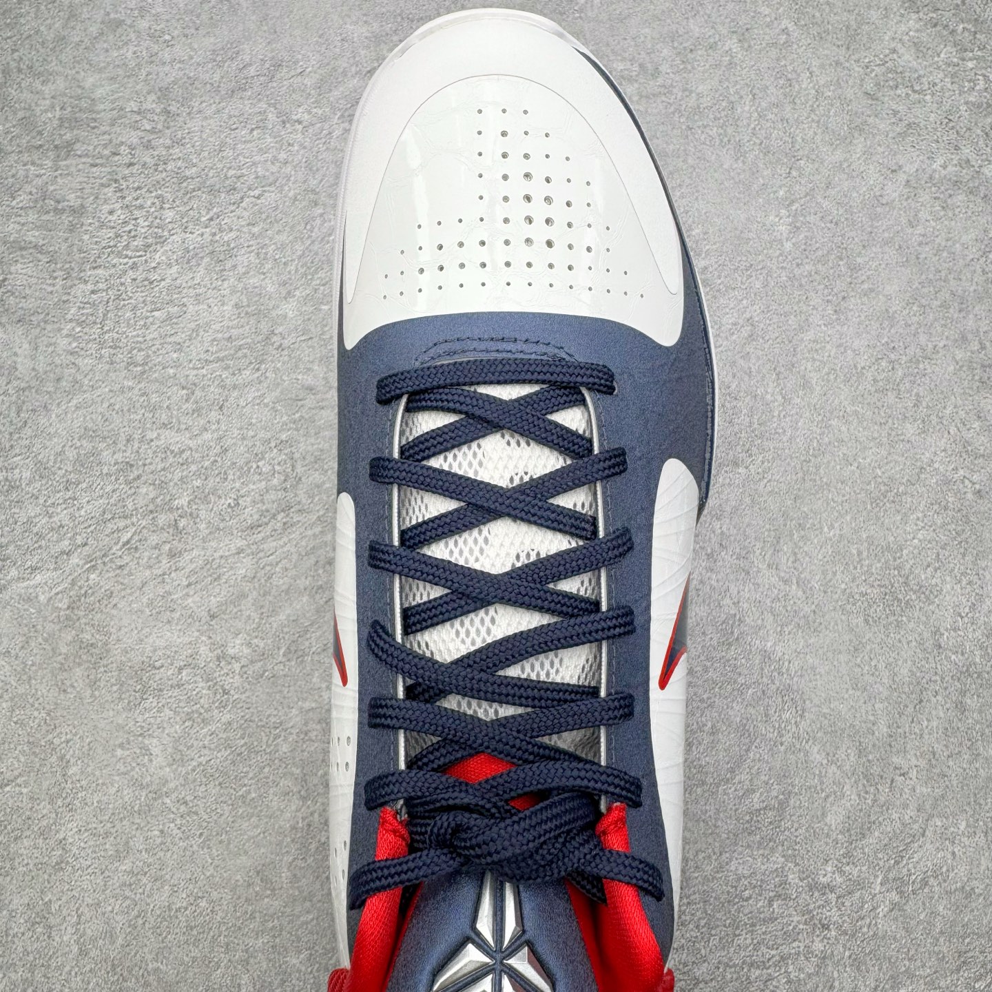 图片[4]-＃H12纯原 NK Zoom Kobe ZK5 科比5代 USA 白蓝红 386429-103 完美复刻公司货 前掌超大Zoom Turbo气垫 后掌EVA缓震 真正的原汁原味 还原ZP脚感 全身鞋材卡料色独家定制 唯一正确喷漆工艺Swoosh 正确凹凸蛇鳞工艺 正确鞋面渐变效果 内全置真动飞态线 独立原厂模具 最大尺码达到49.5码 首批不拼图大几率过验 亲测已过 支持各种高强度实战 无需担心 上脚价 补货周期极长 脚宽建议买大半码 科比系列前掌偏窄 不影响二次销售 支持七天无理由退换 尺码：41 42 42.5 43 44 44.5 45 45.5 46 47.5 48.5 49.5-选品中心