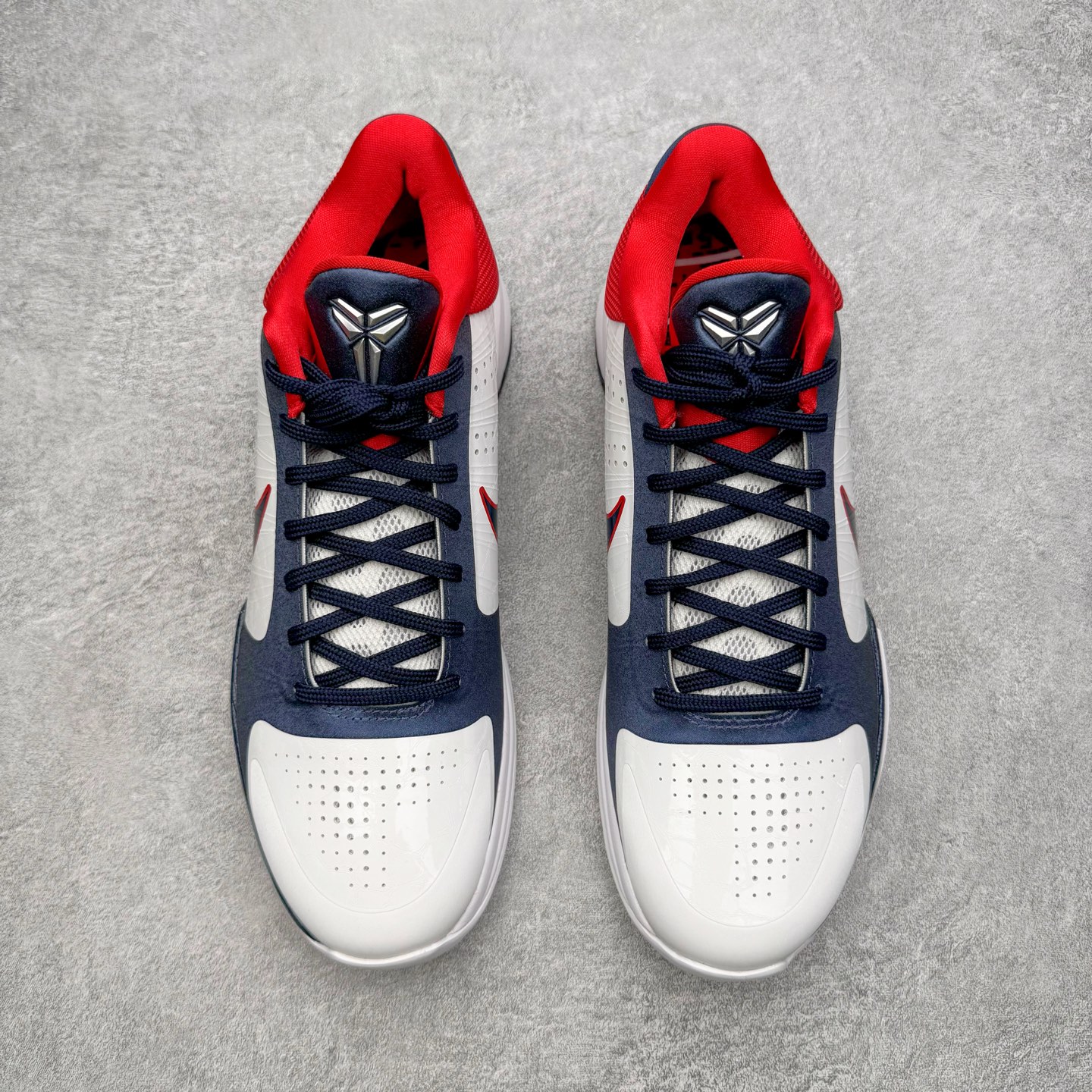 图片[2]-＃H12纯原 NK Zoom Kobe ZK5 科比5代 USA 白蓝红 386429-103 完美复刻公司货 前掌超大Zoom Turbo气垫 后掌EVA缓震 真正的原汁原味 还原ZP脚感 全身鞋材卡料色独家定制 唯一正确喷漆工艺Swoosh 正确凹凸蛇鳞工艺 正确鞋面渐变效果 内全置真动飞态线 独立原厂模具 最大尺码达到49.5码 首批不拼图大几率过验 亲测已过 支持各种高强度实战 无需担心 上脚价 补货周期极长 脚宽建议买大半码 科比系列前掌偏窄 不影响二次销售 支持七天无理由退换 尺码：41 42 42.5 43 44 44.5 45 45.5 46 47.5 48.5 49.5-选品中心