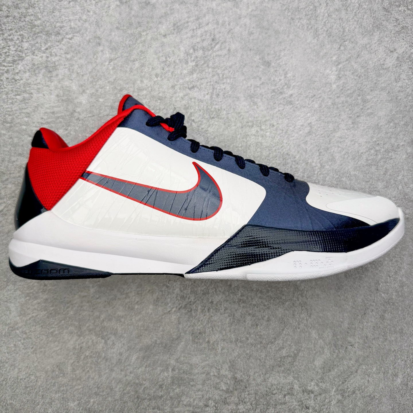 ＃H12纯原 NK Zoom Kobe ZK5 科比5代 USA 白蓝红 386429-103 完美复刻公司货 前掌超大Zoom Turbo气垫 后掌EVA缓震 真正的原汁原味 还原ZP脚感 全身鞋材卡料色独家定制 唯一正确喷漆工艺Swoosh 正确凹凸蛇鳞工艺 正确鞋面渐变效果 内全置真动飞态线 独立原厂模具 最大尺码达到49.5码 首批不拼图大几率过验 亲测已过 支持各种高强度实战 无需担心 上脚价 补货周期极长 脚宽建议买大半码 科比系列前掌偏窄 不影响二次销售 支持七天无理由退换 尺码：41 42 42.5 43 44 44.5 45 45.5 46 47.5 48.5 49.5-选品中心