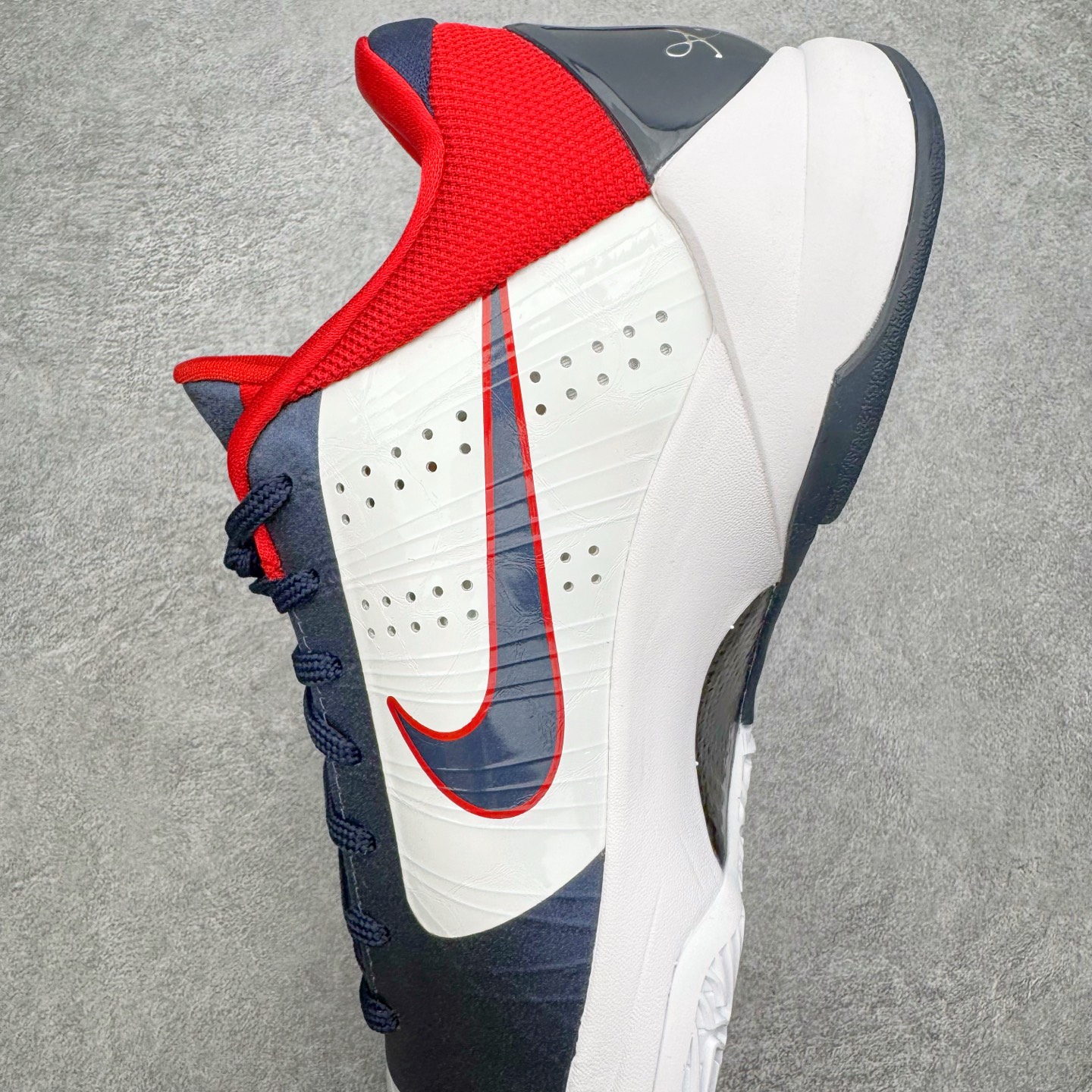 图片[7]-＃H12纯原 NK Zoom Kobe ZK5 科比5代 USA 白蓝红 386429-103 完美复刻公司货 前掌超大Zoom Turbo气垫 后掌EVA缓震 真正的原汁原味 还原ZP脚感 全身鞋材卡料色独家定制 唯一正确喷漆工艺Swoosh 正确凹凸蛇鳞工艺 正确鞋面渐变效果 内全置真动飞态线 独立原厂模具 最大尺码达到49.5码 首批不拼图大几率过验 亲测已过 支持各种高强度实战 无需担心 上脚价 补货周期极长 脚宽建议买大半码 科比系列前掌偏窄 不影响二次销售 支持七天无理由退换 尺码：41 42 42.5 43 44 44.5 45 45.5 46 47.5 48.5 49.5-选品中心