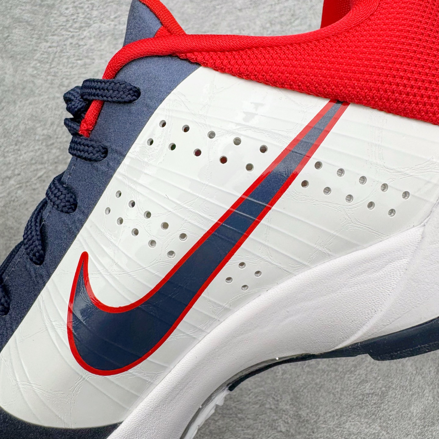 图片[14]-＃H12纯原 NK Zoom Kobe ZK5 科比5代 USA 白蓝红 386429-103 完美复刻公司货 前掌超大Zoom Turbo气垫 后掌EVA缓震 真正的原汁原味 还原ZP脚感 全身鞋材卡料色独家定制 唯一正确喷漆工艺Swoosh 正确凹凸蛇鳞工艺 正确鞋面渐变效果 内全置真动飞态线 独立原厂模具 最大尺码达到49.5码 首批不拼图大几率过验 亲测已过 支持各种高强度实战 无需担心 上脚价 补货周期极长 脚宽建议买大半码 科比系列前掌偏窄 不影响二次销售 支持七天无理由退换 尺码：41 42 42.5 43 44 44.5 45 45.5 46 47.5 48.5 49.5-选品中心