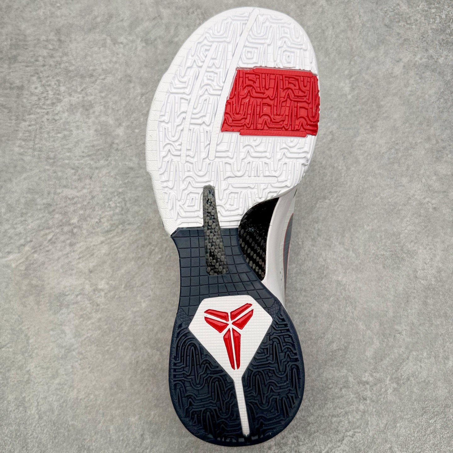 图片[9]-＃H12纯原 NK Zoom Kobe ZK5 科比5代 USA 白蓝红 386429-103 完美复刻公司货 前掌超大Zoom Turbo气垫 后掌EVA缓震 真正的原汁原味 还原ZP脚感 全身鞋材卡料色独家定制 唯一正确喷漆工艺Swoosh 正确凹凸蛇鳞工艺 正确鞋面渐变效果 内全置真动飞态线 独立原厂模具 最大尺码达到49.5码 首批不拼图大几率过验 亲测已过 支持各种高强度实战 无需担心 上脚价 补货周期极长 脚宽建议买大半码 科比系列前掌偏窄 不影响二次销售 支持七天无理由退换 尺码：41 42 42.5 43 44 44.5 45 45.5 46 47.5 48.5 49.5-选品中心