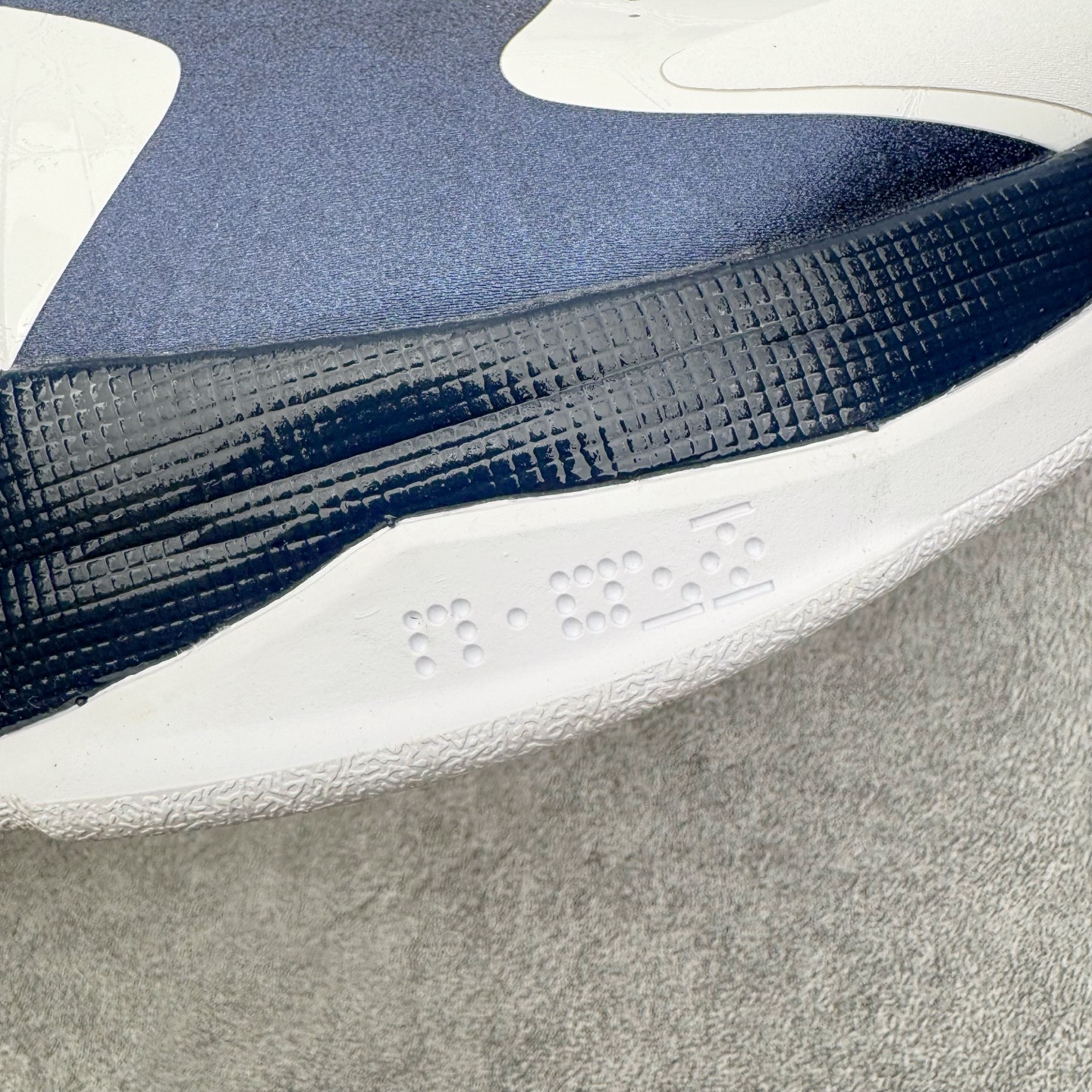 图片[19]-＃H12纯原 NK Zoom Kobe ZK5 科比5代 USA 白蓝红 386429-103 完美复刻公司货 前掌超大Zoom Turbo气垫 后掌EVA缓震 真正的原汁原味 还原ZP脚感 全身鞋材卡料色独家定制 唯一正确喷漆工艺Swoosh 正确凹凸蛇鳞工艺 正确鞋面渐变效果 内全置真动飞态线 独立原厂模具 最大尺码达到49.5码 首批不拼图大几率过验 亲测已过 支持各种高强度实战 无需担心 上脚价 补货周期极长 脚宽建议买大半码 科比系列前掌偏窄 不影响二次销售 支持七天无理由退换 尺码：41 42 42.5 43 44 44.5 45 45.5 46 47.5 48.5 49.5-选品中心