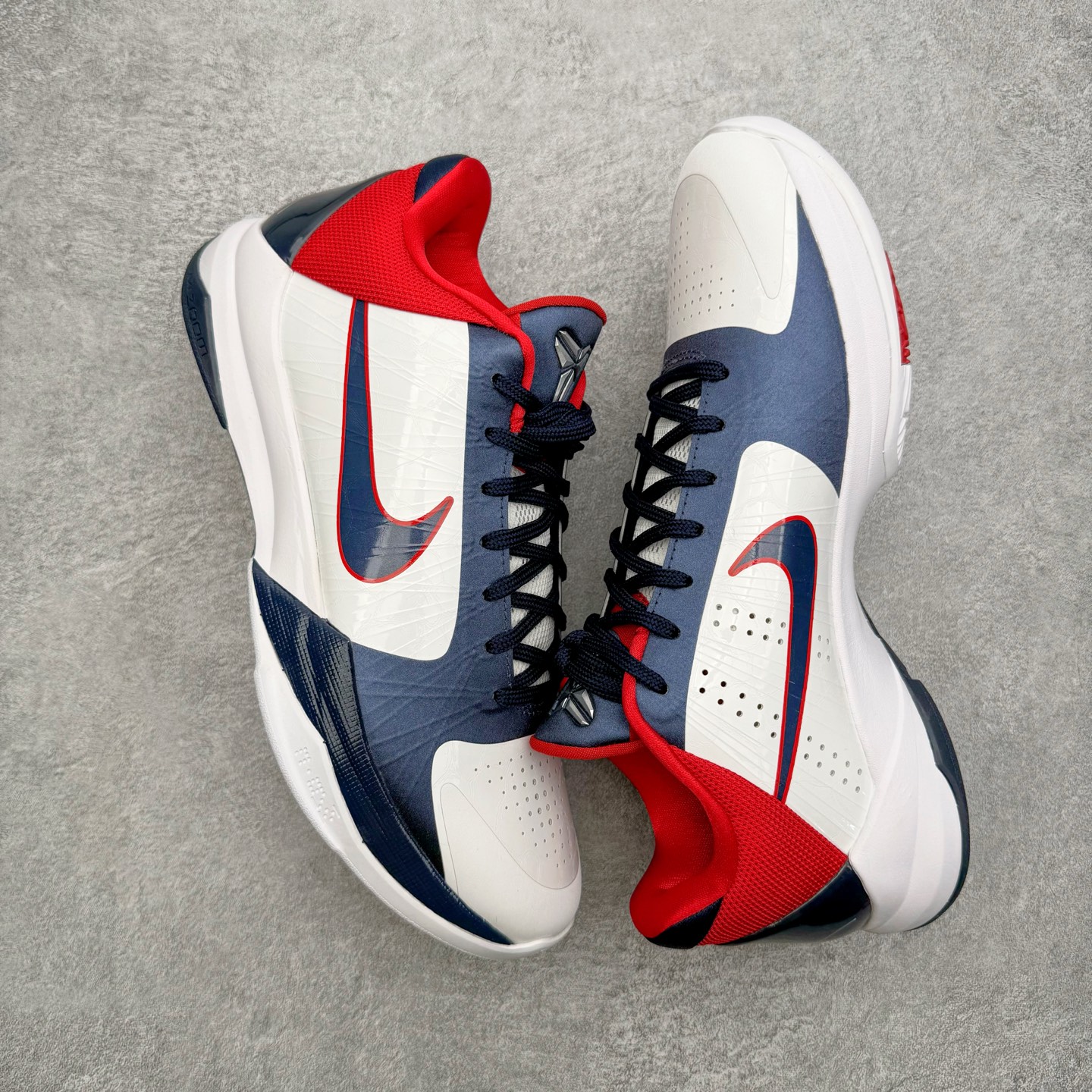 图片[3]-＃H12纯原 NK Zoom Kobe ZK5 科比5代 USA 白蓝红 386429-103 完美复刻公司货 前掌超大Zoom Turbo气垫 后掌EVA缓震 真正的原汁原味 还原ZP脚感 全身鞋材卡料色独家定制 唯一正确喷漆工艺Swoosh 正确凹凸蛇鳞工艺 正确鞋面渐变效果 内全置真动飞态线 独立原厂模具 最大尺码达到49.5码 首批不拼图大几率过验 亲测已过 支持各种高强度实战 无需担心 上脚价 补货周期极长 脚宽建议买大半码 科比系列前掌偏窄 不影响二次销售 支持七天无理由退换 尺码：41 42 42.5 43 44 44.5 45 45.5 46 47.5 48.5 49.5-选品中心