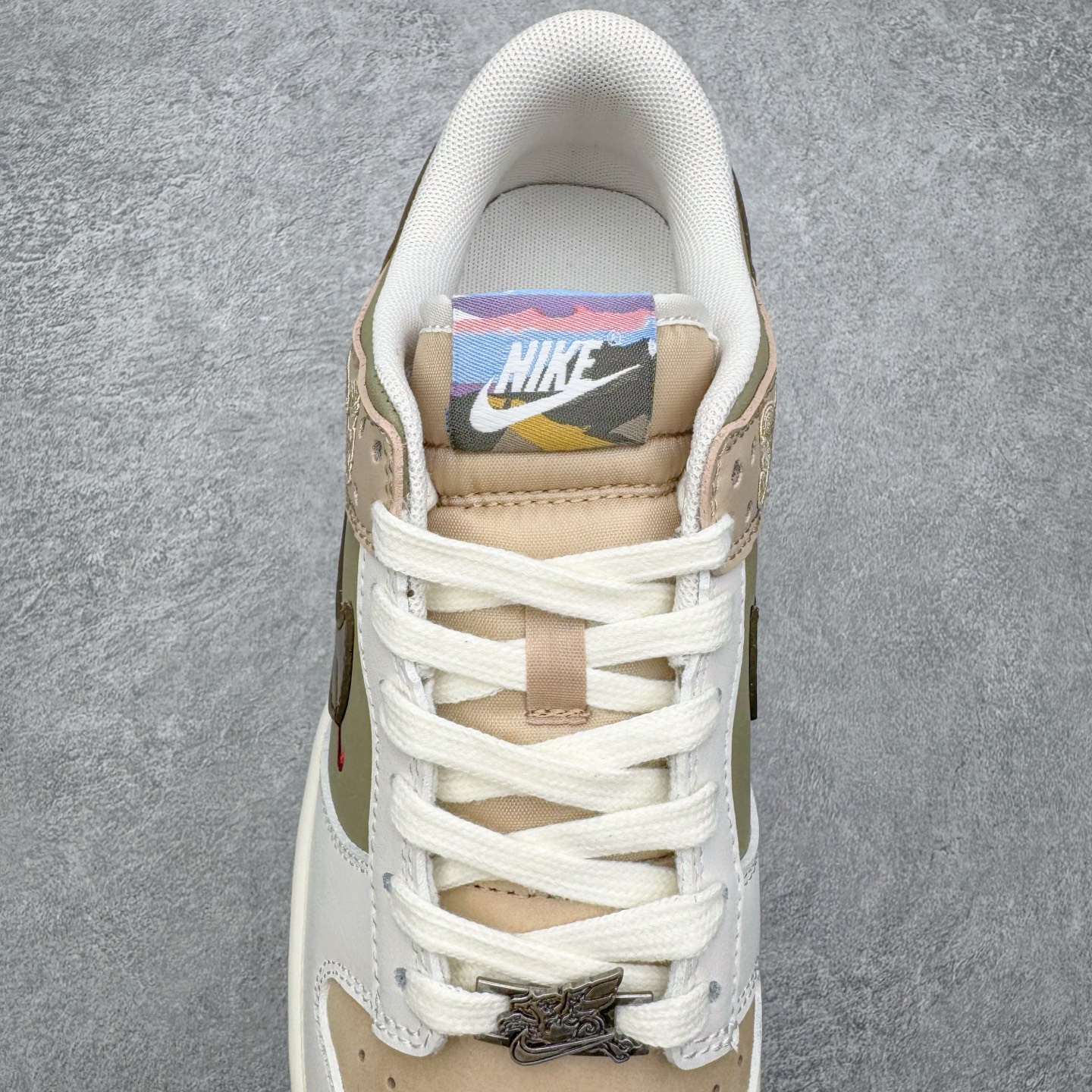 图片[5]-＃GD NK Dunk Pegasus Pack 马年限定CNY新年款脱缰系列 舒适贴合低帮板鞋 米褐色 IQ1118-220 这次官方选择从中国古代图腾中汲取灵感，以天马作为主设计元素。可以看到鞋身有大量的细腻刺绣，来表达这一主题。包括鞋舌、鞋垫等各处也都填满了特殊细节，彰显 CNY 的特殊规格。甚至鞋带前端也都是为此次专门设计的造型，带来浓郁的生肖氛围。实力大厂出品 新配色陆续开发 利润个位数只为口碑 全套原纸板楦头开发 确保原汁原味 完美呈现DUNK版型 一比一鞋头弧度高度鞋身弧度 此版本只针对中端市场 皮料材质有所更替 其他数据细节工艺流程均保持一致 绝不口嗨 细节品控鞋型随意对比 独家私模官方第六代原厂航空铝磨具打磨大底 鞋头坡度极致还原 无解鞋型 原盒原配 圈内天花板工艺 原厂玻璃冲刀 超高清洁度 全鞋零毛边皮料切割 原厂中底布点胶 中底布拉帮走线遵循公司 尺码：36 36.5 37.5 38 38.5 39 40 40.5 41 42 42.5 43 44 44.5 45 46-选品中心