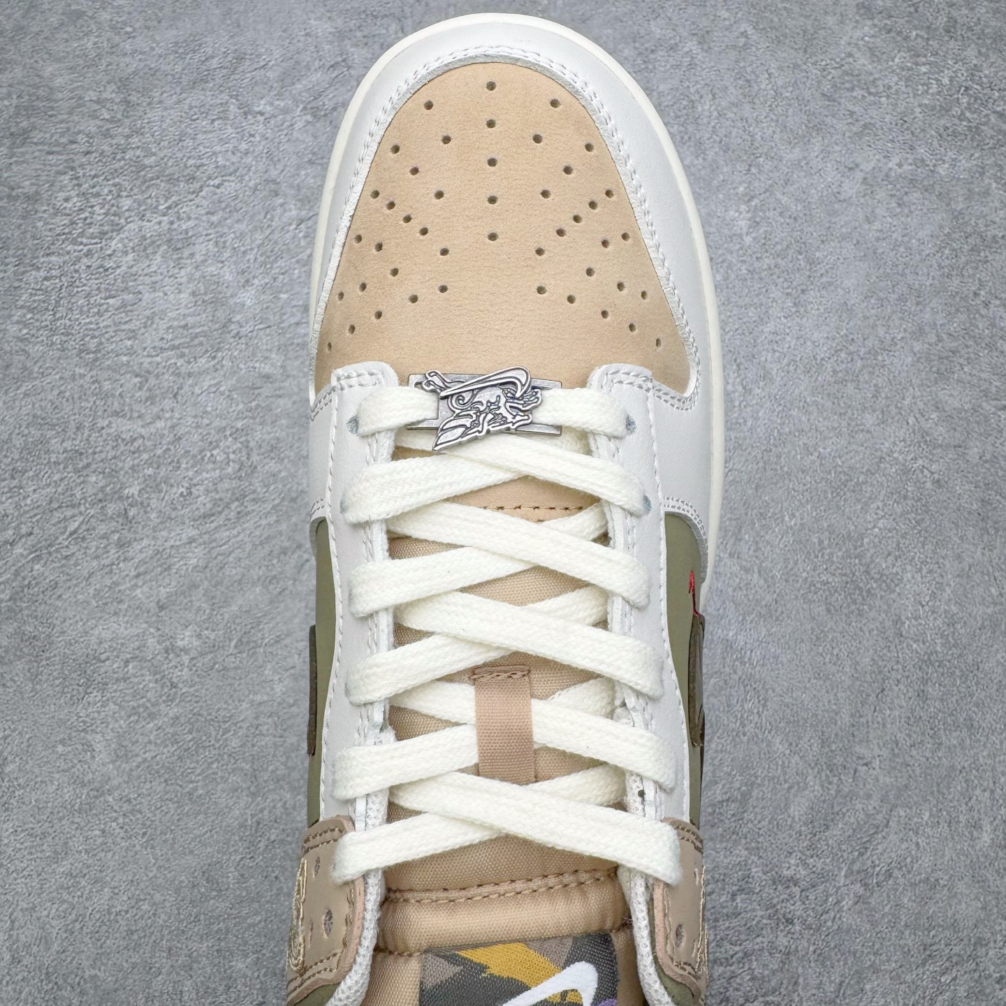 图片[4]-＃GD NK Dunk Pegasus Pack 马年限定CNY新年款脱缰系列 舒适贴合低帮板鞋 米褐色 IQ1118-220 这次官方选择从中国古代图腾中汲取灵感，以天马作为主设计元素。可以看到鞋身有大量的细腻刺绣，来表达这一主题。包括鞋舌、鞋垫等各处也都填满了特殊细节，彰显 CNY 的特殊规格。甚至鞋带前端也都是为此次专门设计的造型，带来浓郁的生肖氛围。实力大厂出品 新配色陆续开发 利润个位数只为口碑 全套原纸板楦头开发 确保原汁原味 完美呈现DUNK版型 一比一鞋头弧度高度鞋身弧度 此版本只针对中端市场 皮料材质有所更替 其他数据细节工艺流程均保持一致 绝不口嗨 细节品控鞋型随意对比 独家私模官方第六代原厂航空铝磨具打磨大底 鞋头坡度极致还原 无解鞋型 原盒原配 圈内天花板工艺 原厂玻璃冲刀 超高清洁度 全鞋零毛边皮料切割 原厂中底布点胶 中底布拉帮走线遵循公司 尺码：36 36.5 37.5 38 38.5 39 40 40.5 41 42 42.5 43 44 44.5 45 46-选品中心