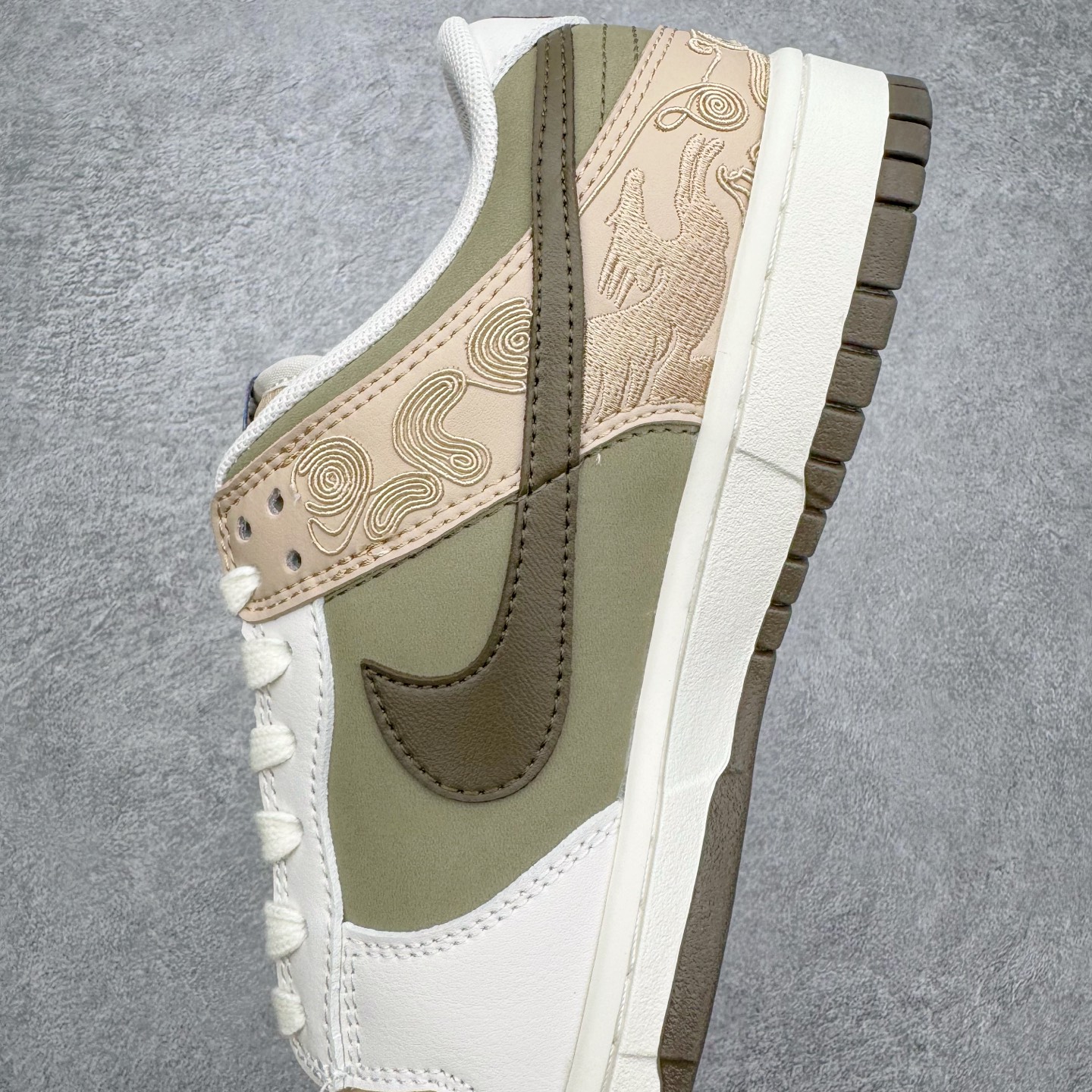 图片[7]-＃GD NK Dunk Pegasus Pack 马年限定CNY新年款脱缰系列 舒适贴合低帮板鞋 米褐色 IQ1118-220 这次官方选择从中国古代图腾中汲取灵感，以天马作为主设计元素。可以看到鞋身有大量的细腻刺绣，来表达这一主题。包括鞋舌、鞋垫等各处也都填满了特殊细节，彰显 CNY 的特殊规格。甚至鞋带前端也都是为此次专门设计的造型，带来浓郁的生肖氛围。实力大厂出品 新配色陆续开发 利润个位数只为口碑 全套原纸板楦头开发 确保原汁原味 完美呈现DUNK版型 一比一鞋头弧度高度鞋身弧度 此版本只针对中端市场 皮料材质有所更替 其他数据细节工艺流程均保持一致 绝不口嗨 细节品控鞋型随意对比 独家私模官方第六代原厂航空铝磨具打磨大底 鞋头坡度极致还原 无解鞋型 原盒原配 圈内天花板工艺 原厂玻璃冲刀 超高清洁度 全鞋零毛边皮料切割 原厂中底布点胶 中底布拉帮走线遵循公司 尺码：36 36.5 37.5 38 38.5 39 40 40.5 41 42 42.5 43 44 44.5 45 46-选品中心