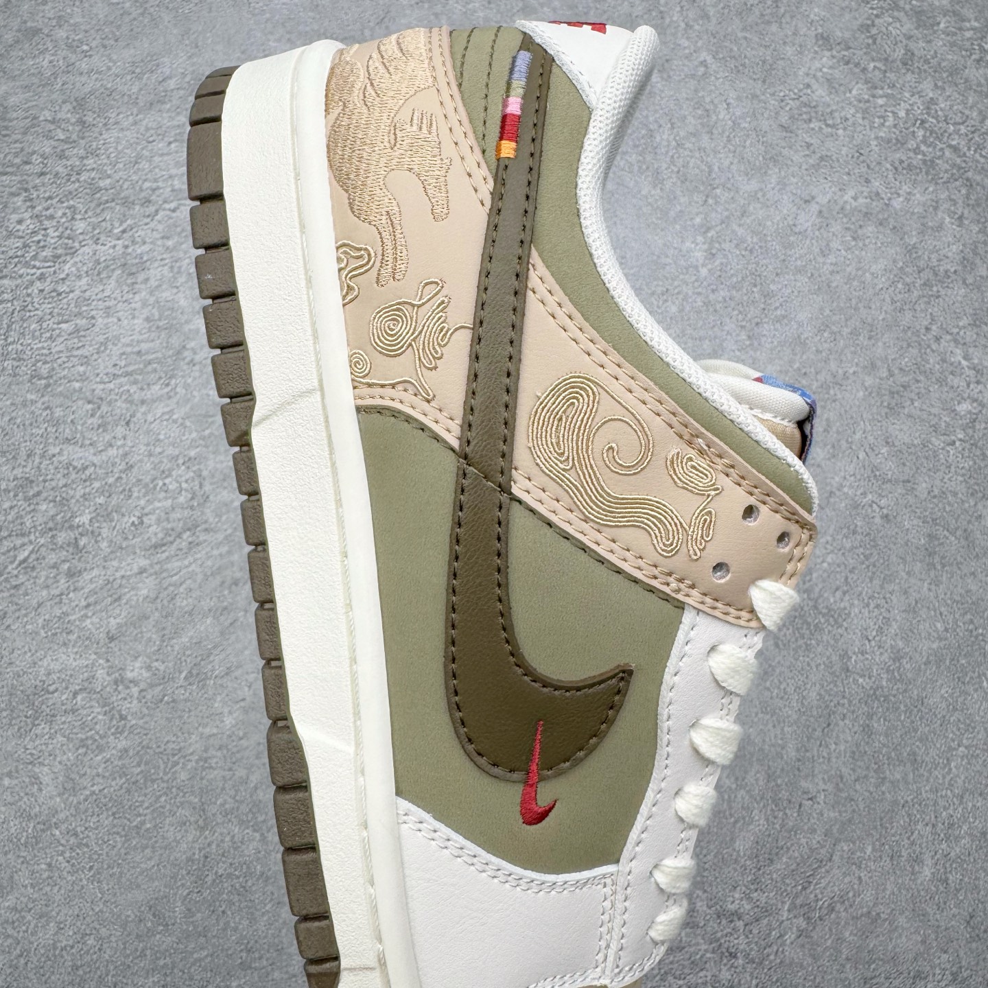 图片[6]-＃GD NK Dunk Pegasus Pack 马年限定CNY新年款脱缰系列 舒适贴合低帮板鞋 米褐色 IQ1118-220 这次官方选择从中国古代图腾中汲取灵感，以天马作为主设计元素。可以看到鞋身有大量的细腻刺绣，来表达这一主题。包括鞋舌、鞋垫等各处也都填满了特殊细节，彰显 CNY 的特殊规格。甚至鞋带前端也都是为此次专门设计的造型，带来浓郁的生肖氛围。实力大厂出品 新配色陆续开发 利润个位数只为口碑 全套原纸板楦头开发 确保原汁原味 完美呈现DUNK版型 一比一鞋头弧度高度鞋身弧度 此版本只针对中端市场 皮料材质有所更替 其他数据细节工艺流程均保持一致 绝不口嗨 细节品控鞋型随意对比 独家私模官方第六代原厂航空铝磨具打磨大底 鞋头坡度极致还原 无解鞋型 原盒原配 圈内天花板工艺 原厂玻璃冲刀 超高清洁度 全鞋零毛边皮料切割 原厂中底布点胶 中底布拉帮走线遵循公司 尺码：36 36.5 37.5 38 38.5 39 40 40.5 41 42 42.5 43 44 44.5 45 46-选品中心