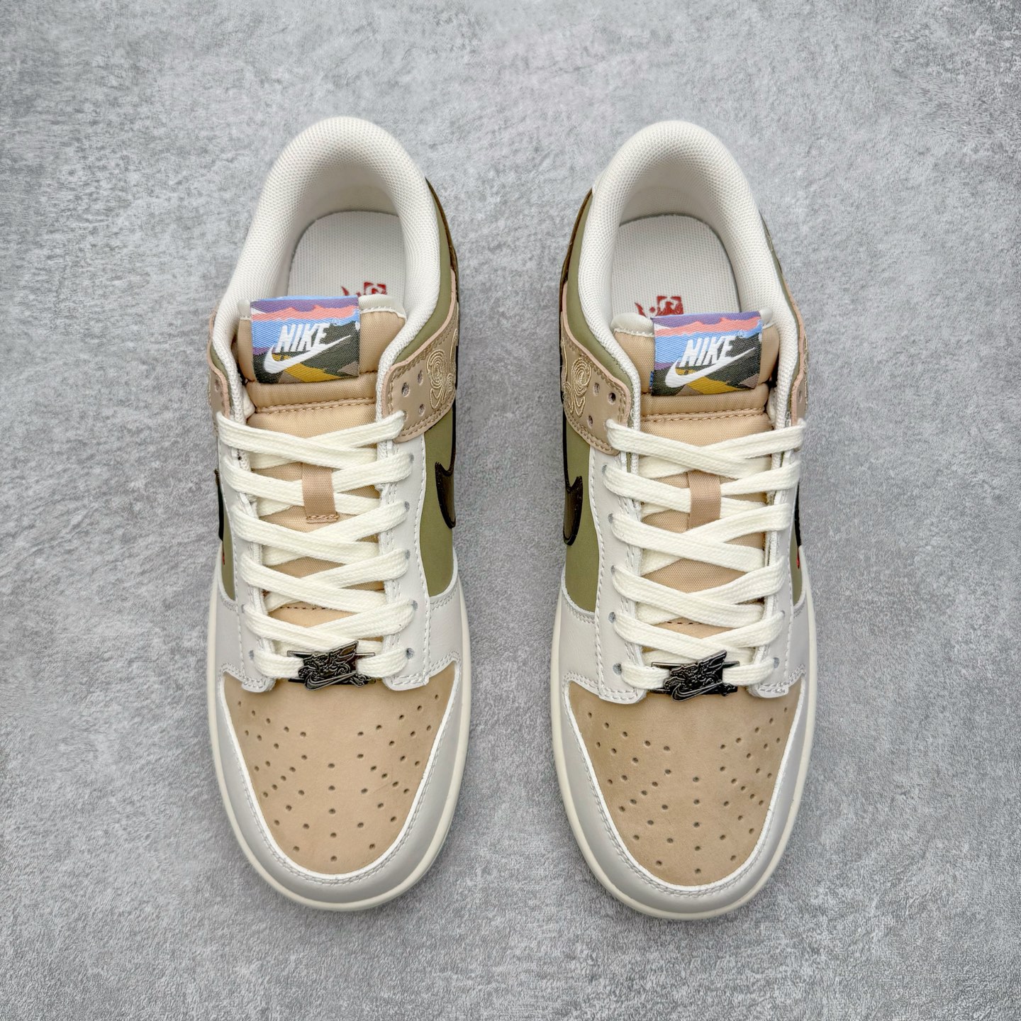 图片[2]-＃GD NK Dunk Pegasus Pack 马年限定CNY新年款脱缰系列 舒适贴合低帮板鞋 米褐色 IQ1118-220 这次官方选择从中国古代图腾中汲取灵感，以天马作为主设计元素。可以看到鞋身有大量的细腻刺绣，来表达这一主题。包括鞋舌、鞋垫等各处也都填满了特殊细节，彰显 CNY 的特殊规格。甚至鞋带前端也都是为此次专门设计的造型，带来浓郁的生肖氛围。实力大厂出品 新配色陆续开发 利润个位数只为口碑 全套原纸板楦头开发 确保原汁原味 完美呈现DUNK版型 一比一鞋头弧度高度鞋身弧度 此版本只针对中端市场 皮料材质有所更替 其他数据细节工艺流程均保持一致 绝不口嗨 细节品控鞋型随意对比 独家私模官方第六代原厂航空铝磨具打磨大底 鞋头坡度极致还原 无解鞋型 原盒原配 圈内天花板工艺 原厂玻璃冲刀 超高清洁度 全鞋零毛边皮料切割 原厂中底布点胶 中底布拉帮走线遵循公司 尺码：36 36.5 37.5 38 38.5 39 40 40.5 41 42 42.5 43 44 44.5 45 46-选品中心