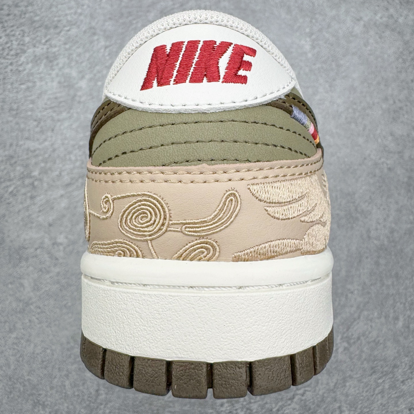 图片[8]-＃GD NK Dunk Pegasus Pack 马年限定CNY新年款脱缰系列 舒适贴合低帮板鞋 米褐色 IQ1118-220 这次官方选择从中国古代图腾中汲取灵感，以天马作为主设计元素。可以看到鞋身有大量的细腻刺绣，来表达这一主题。包括鞋舌、鞋垫等各处也都填满了特殊细节，彰显 CNY 的特殊规格。甚至鞋带前端也都是为此次专门设计的造型，带来浓郁的生肖氛围。实力大厂出品 新配色陆续开发 利润个位数只为口碑 全套原纸板楦头开发 确保原汁原味 完美呈现DUNK版型 一比一鞋头弧度高度鞋身弧度 此版本只针对中端市场 皮料材质有所更替 其他数据细节工艺流程均保持一致 绝不口嗨 细节品控鞋型随意对比 独家私模官方第六代原厂航空铝磨具打磨大底 鞋头坡度极致还原 无解鞋型 原盒原配 圈内天花板工艺 原厂玻璃冲刀 超高清洁度 全鞋零毛边皮料切割 原厂中底布点胶 中底布拉帮走线遵循公司 尺码：36 36.5 37.5 38 38.5 39 40 40.5 41 42 42.5 43 44 44.5 45 46-选品中心