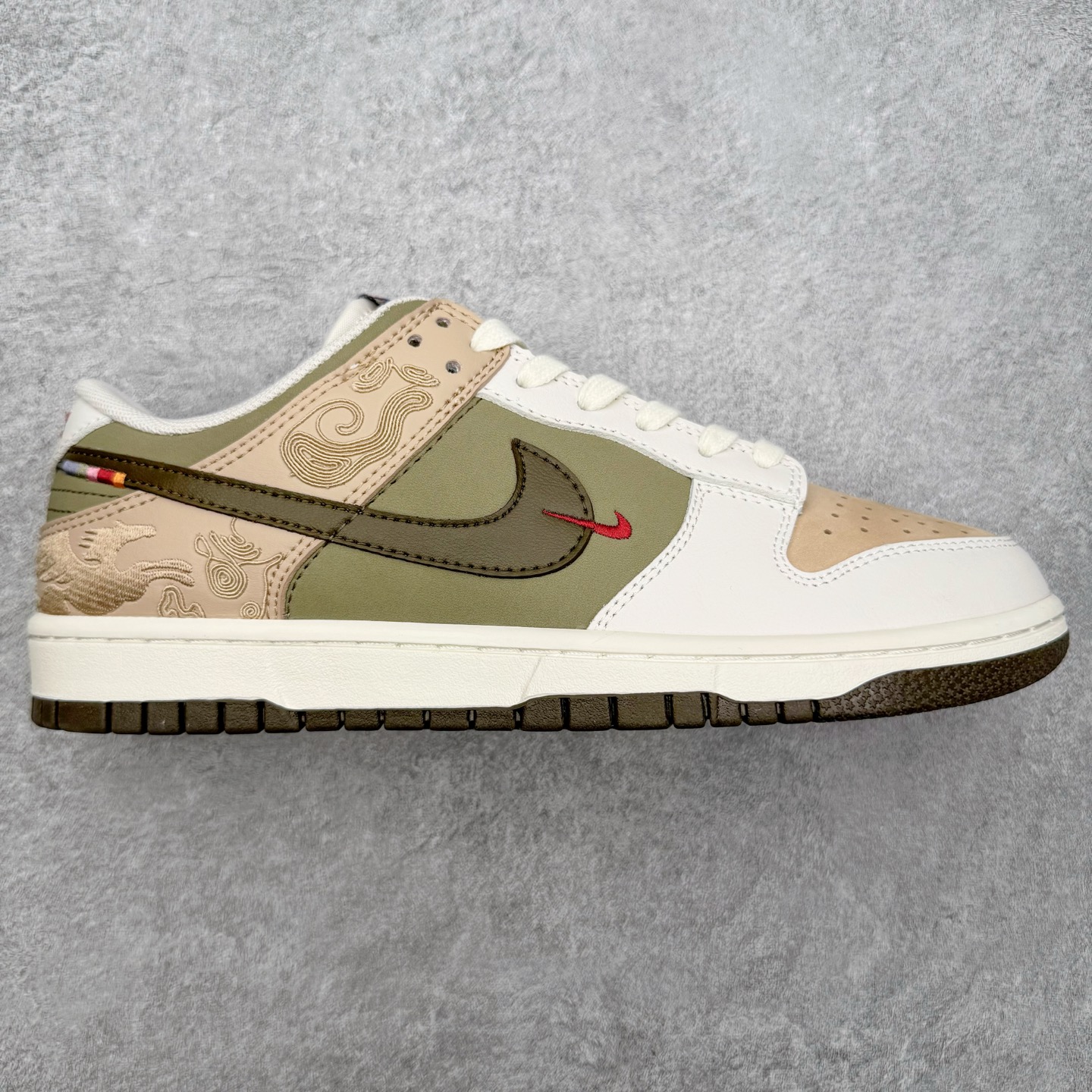 ＃GD NK Dunk Pegasus Pack 马年限定CNY新年款脱缰系列 舒适贴合低帮板鞋 米褐色 IQ1118-220 这次官方选择从中国古代图腾中汲取灵感，以天马作为主设计元素。可以看到鞋身有大量的细腻刺绣，来表达这一主题。包括鞋舌、鞋垫等各处也都填满了特殊细节，彰显 CNY 的特殊规格。甚至鞋带前端也都是为此次专门设计的造型，带来浓郁的生肖氛围。实力大厂出品 新配色陆续开发 利润个位数只为口碑 全套原纸板楦头开发 确保原汁原味 完美呈现DUNK版型 一比一鞋头弧度高度鞋身弧度 此版本只针对中端市场 皮料材质有所更替 其他数据细节工艺流程均保持一致 绝不口嗨 细节品控鞋型随意对比 独家私模官方第六代原厂航空铝磨具打磨大底 鞋头坡度极致还原 无解鞋型 原盒原配 圈内天花板工艺 原厂玻璃冲刀 超高清洁度 全鞋零毛边皮料切割 原厂中底布点胶 中底布拉帮走线遵循公司 尺码：36 36.5 37.5 38 38.5 39 40 40.5 41 42 42.5 43 44 44.5 45 46-选品中心