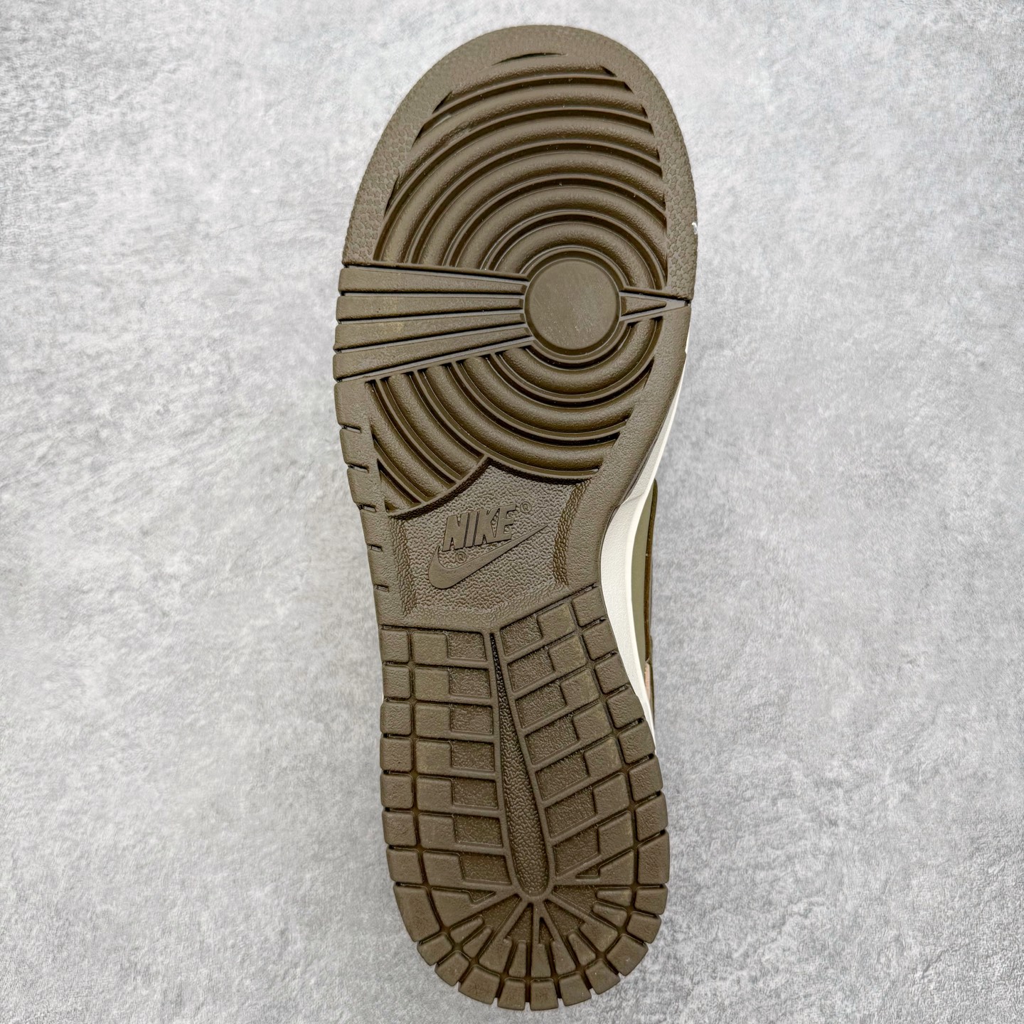 图片[9]-＃GD NK Dunk Pegasus Pack 马年限定CNY新年款脱缰系列 舒适贴合低帮板鞋 米褐色 IQ1118-220 这次官方选择从中国古代图腾中汲取灵感，以天马作为主设计元素。可以看到鞋身有大量的细腻刺绣，来表达这一主题。包括鞋舌、鞋垫等各处也都填满了特殊细节，彰显 CNY 的特殊规格。甚至鞋带前端也都是为此次专门设计的造型，带来浓郁的生肖氛围。实力大厂出品 新配色陆续开发 利润个位数只为口碑 全套原纸板楦头开发 确保原汁原味 完美呈现DUNK版型 一比一鞋头弧度高度鞋身弧度 此版本只针对中端市场 皮料材质有所更替 其他数据细节工艺流程均保持一致 绝不口嗨 细节品控鞋型随意对比 独家私模官方第六代原厂航空铝磨具打磨大底 鞋头坡度极致还原 无解鞋型 原盒原配 圈内天花板工艺 原厂玻璃冲刀 超高清洁度 全鞋零毛边皮料切割 原厂中底布点胶 中底布拉帮走线遵循公司 尺码：36 36.5 37.5 38 38.5 39 40 40.5 41 42 42.5 43 44 44.5 45 46-选品中心