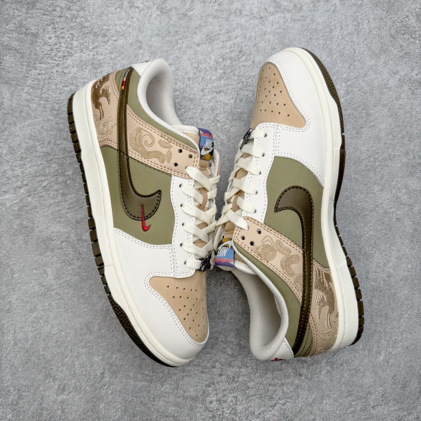 图片[3]-＃GD NK Dunk Pegasus Pack 马年限定CNY新年款脱缰系列 舒适贴合低帮板鞋 米褐色 IQ1118-220 这次官方选择从中国古代图腾中汲取灵感，以天马作为主设计元素。可以看到鞋身有大量的细腻刺绣，来表达这一主题。包括鞋舌、鞋垫等各处也都填满了特殊细节，彰显 CNY 的特殊规格。甚至鞋带前端也都是为此次专门设计的造型，带来浓郁的生肖氛围。实力大厂出品 新配色陆续开发 利润个位数只为口碑 全套原纸板楦头开发 确保原汁原味 完美呈现DUNK版型 一比一鞋头弧度高度鞋身弧度 此版本只针对中端市场 皮料材质有所更替 其他数据细节工艺流程均保持一致 绝不口嗨 细节品控鞋型随意对比 独家私模官方第六代原厂航空铝磨具打磨大底 鞋头坡度极致还原 无解鞋型 原盒原配 圈内天花板工艺 原厂玻璃冲刀 超高清洁度 全鞋零毛边皮料切割 原厂中底布点胶 中底布拉帮走线遵循公司 尺码：36 36.5 37.5 38 38.5 39 40 40.5 41 42 42.5 43 44 44.5 45 46-选品中心