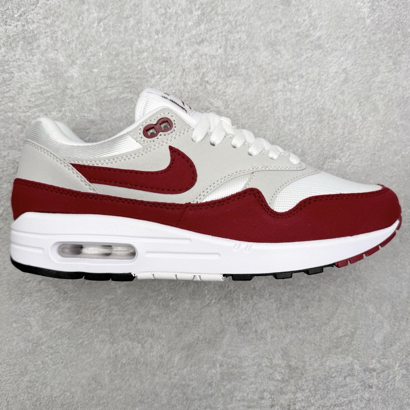 NK Air Max 1 初代复古气垫慢跑鞋 IM3906-100 由Tinker Hatfeld和Mark Parker在1987年设计 灵感来自于巴黎蓬皮杜中心 在参观了蓬皮杜中心之后提出了Air Max的标志性开窗可视气垫的理念 并将其实际开发成功 是NK史上第一双可视气垫跑鞋 凭借着Air Max气垫带来的舒适脚感和鞋面面料上的不断精进才使得Air Max 1在现如今都是复古慢跑鞋的首选 深厚的历史渊源 独特的流线形设计 极为复古的外观使得它深受鞋迷的喜爱 尺码：36 36.5 37.5 38 38.5 39 40 40.5 41 42 42.5 43 44 44.5 45-选品中心