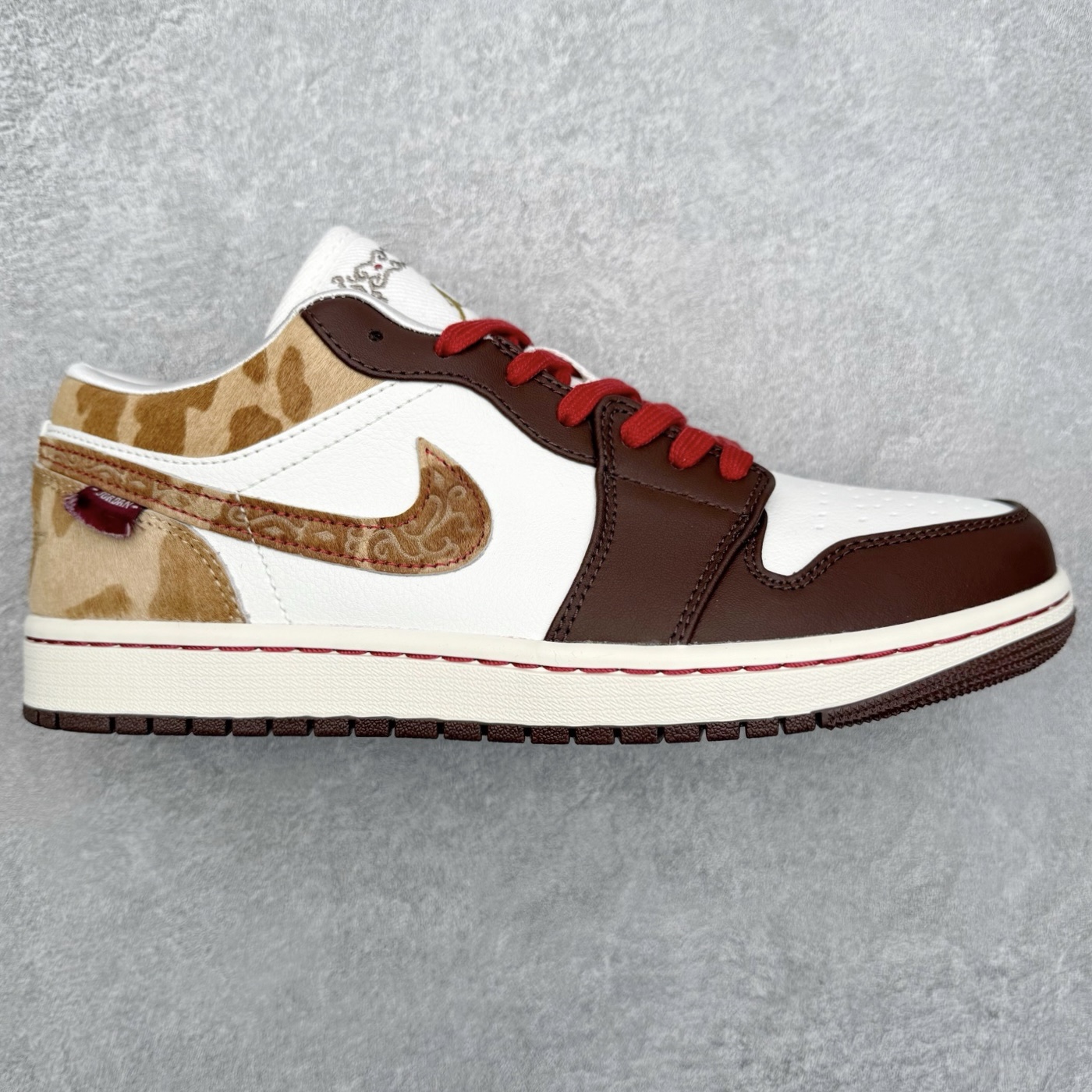 ＃DT纯原 Air Jordan AJ1 Low 低帮 IQ5321-121 终端优势供应 市面中低帮最具代表性版本没有之一 口碑大厂出品 品控大底版型不断改良更新 全套原纸板楦头开发 确保原汁原味 完美呈现版型 完美零毛边处理 原厂内置全掌气垫 价格定位良心 平台专用代工流水线出品 一眼公司既视感 拿到手的一瞬间就与众不同 碾压市面所有版本 全部原鞋开发 每一个配色都会采购原鞋确认细节 打破市面看图做货无好货之说 尺码：35.5 36 36.5 37.5 38 38.5 39 40 40.5 41 42 42.5 43 44 44.5 45 46-选品中心