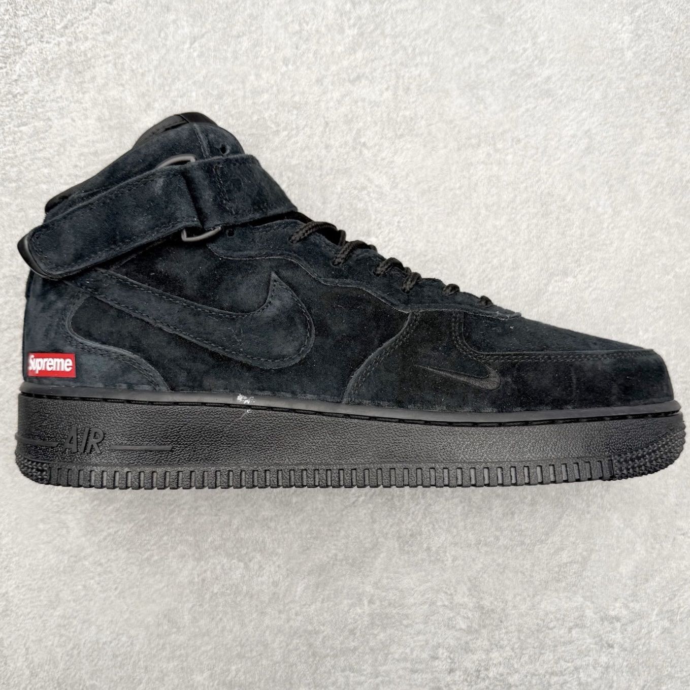 NK Air Force 1´07 Mid 空军一号中帮百搭休闲运动板鞋 DV0788-004 柔软、弹性十足的缓震性能和出色的中底设计 横跨复古与现代的外型结合 造就出风靡全球 三十多年的Force 1 直到今天还深受青睐 实拍调校N版已经零色差零失真 百分百还原实物色彩所见即所得 不存在货不对板色差等低级问题 选购参考实物拍摄 不混卖不参货 只用心做好货严格选品 承诺混一赔十 尺码：36 36.5 37.5 38 38.5 39 40 40.5 41 42 42.5 43 44 44.5 45-选品中心