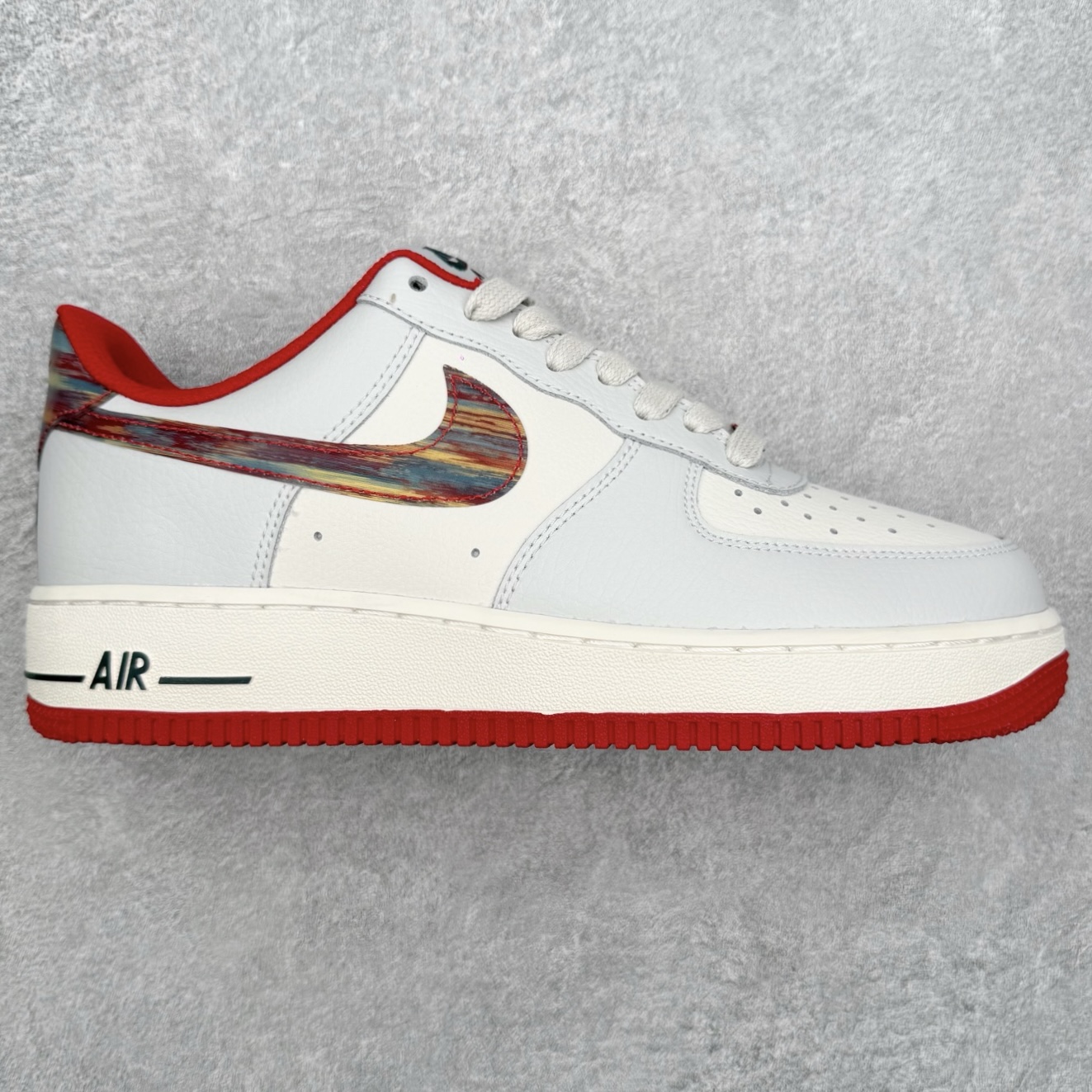 NK Air Force 1´07 Low 空军一号低帮百搭休闲运动板鞋 IM7380-030 柔软、弹性十足的缓震性能和出色的中底设计 横跨复古与现代的外型结合 造就出风靡全球 三十多年的Force 1 直到今天还深受青睐 实拍调校N版已经零色差零失真 百分百还原实物色彩所见即所得 不存在货不对板色差等低级问题 选购参考实物拍摄 不混卖不参货 只用心做好货严格选品 承诺混一赔十 尺码：36 36.5 37.5 38 38.5 39 40 40.5 41 42 42.5 43 44 44.5 45-选品中心
