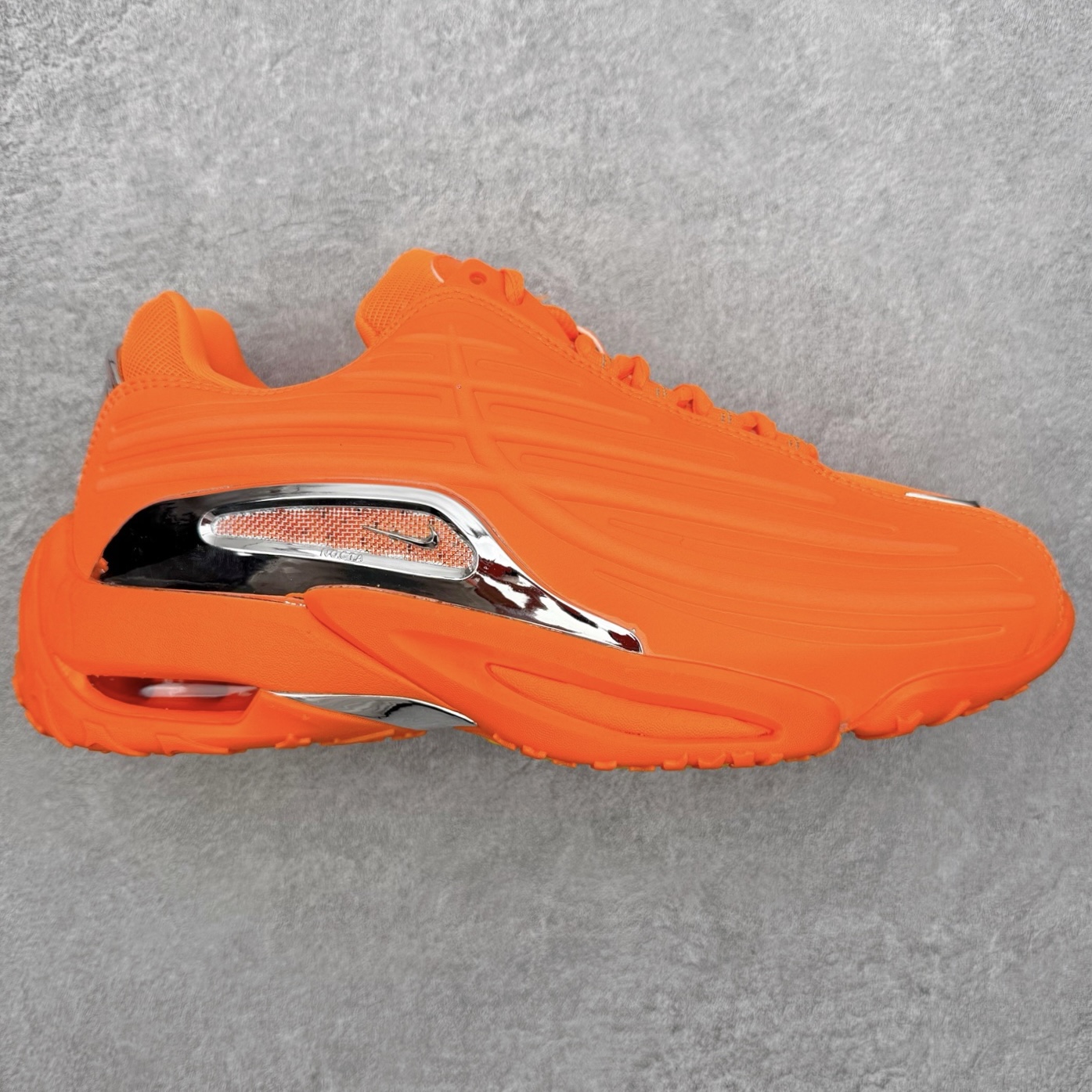 ＃纯原 NOCTA x NK Hot Step 2 Air Terra 联名款减震耐磨机能篮球鞋 DZ7293-800 鞋面造型有很强的线条感 电镀元素贯穿鞋身 以其鲜明的色调 为街头时尚注入了一股新鲜活力 这款鞋的设计灵感来源于篮球场上的激情与活力 鞋身采用亮眼的颜色覆盖 搭配上黑色和白色的细节点缀 形成了强烈的视觉冲击 让人一眼就难以忘怀 不仅仅是一双鞋 它是一种态度 一种对生活充满热情的态度 无论是在夜晚的街头漫步 还是在篮球场上的激烈对抗 它都能让你成为众人焦点 尺码：40 40.5 41 42 42.5 43 44 44.5 45 46 47.5 48.5-选品中心