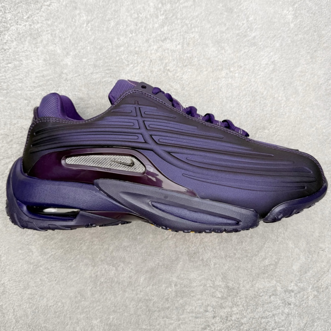 ＃纯原 NOCTA x NK Hot Step 2 Air Terra 联名款减震耐磨机能篮球鞋 DZ7293-100 鞋面造型有很强的线条感 电镀元素贯穿鞋身 以其鲜明的色调 为街头时尚注入了一股新鲜活力 这款鞋的设计灵感来源于篮球场上的激情与活力 鞋身采用亮眼的颜色覆盖 搭配上黑色和白色的细节点缀 形成了强烈的视觉冲击 让人一眼就难以忘怀 不仅仅是一双鞋 它是一种态度 一种对生活充满热情的态度 无论是在夜晚的街头漫步 还是在篮球场上的激烈对抗 它都能让你成为众人焦点 尺码：40 40.5 41 42 42.5 43 44 44.5 45 46 47.5 48.5-选品中心