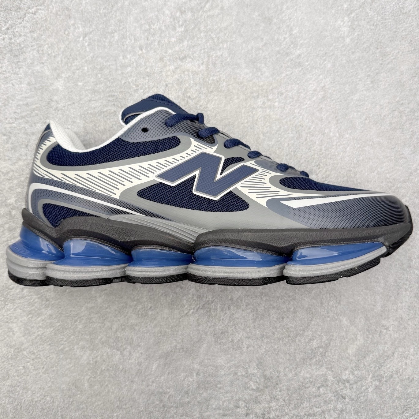 New Balance NB2000 舒适百搭防滑耐磨低帮 休闲跑步鞋 New Balance 在近两年的球鞋市场屡出奇招，在经典鞋型保持进一步增长的同时，推出的每一款新鞋型也都有傲人的战绩。在 327、9060 等鞋型获得成功之后，今天 New Balance 家族又迎来了新鲜血液的注入。这双 New Balance 2000 依然是融合了新旧元素的跑鞋造型，命名为 2000，或许是它的设计理念有着 Y2K 的血统。最大的亮点，在于这双鞋的中底。外侧以五个 ABZORB 单元，带来极具辨识度和冲击力的视觉效果，让这双鞋在外观和脚感方面都颇具吸引力。尺码：36 37 37.5 38 38.5 39 40 40.5 41 42 42.5 43 44 45 46-选品中心