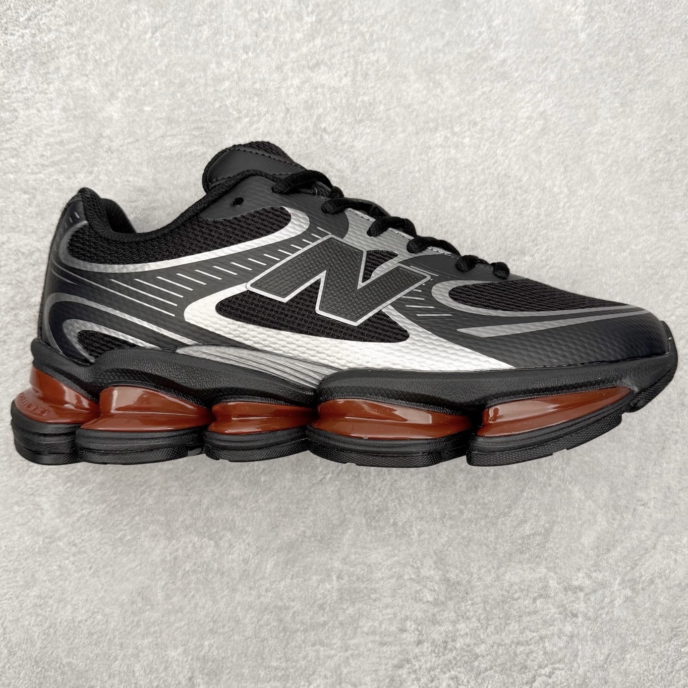 New Balance NB2000 舒适百搭防滑耐磨低帮 休闲跑步鞋 New Balance 在近两年的球鞋市场屡出奇招，在经典鞋型保持进一步增长的同时，推出的每一款新鞋型也都有傲人的战绩。在 327、9060 等鞋型获得成功之后，今天 New Balance 家族又迎来了新鲜血液的注入。这双 New Balance 2000 依然是融合了新旧元素的跑鞋造型，命名为 2000，或许是它的设计理念有着 Y2K 的血统。最大的亮点，在于这双鞋的中底。外侧以五个 ABZORB 单元，带来极具辨识度和冲击力的视觉效果，让这双鞋在外观和脚感方面都颇具吸引力。尺码：36 37 37.5 38 38.5 39 40 40.5 41 42 42.5 43 44 45 46-选品中心