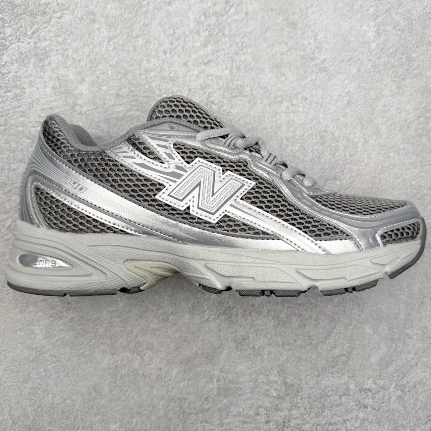 New Balance M1906R NB新百伦系列复古老爹风休闲运动慢跑鞋 日韩出口特供订单 全网最全配色 配套商长期套现长期补货 全新货品 正常出厂触屏不到的单价 超级跑量款 全套原楦原纸板原厂数据开发 进口三明治网面 原装进口翻毛皮料正确绒感卡色 正确中底拉帮中底网布细节 采用轻质牛剖革拼接透气网眼衬垫织物鞋面材质 T-Beam大底提供足步弓支撑 保持步态稳定 后跟搭载外露缓震胶 鞋身整体以各种深浅不一的灰色覆盖 鞋头以淡蓝色调装饰 网眼衬垫通过不规律的色块实现做旧的美感 泛黄的鞋底更是进一步增添了复古气息 尺码：36 37 37.5 38 38.5 39.5 40 40.5 41.5 42 42.5 43 44 45-选品中心