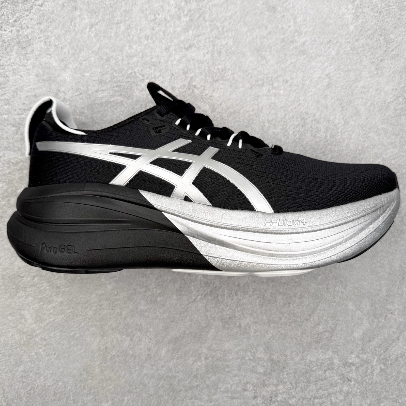 Asics GEL-Nimbus 28 亚瑟士缓震跑鞋 近年复古风潮的势头很旺 ASICS一直坚信保持身体的健康与活力是打造健康快乐的生活方式的最佳途径 ASICS为复古鞋型注入新设计 为玩家的街头穿搭提供了更多可能 GEL-NIMBUSTM9运动鞋最初是为中立和仰卧跑步者设计的长距离训练器 采用原始材料和关键细节重新设计 其Y2K时代的工业外观也被大胆的对比和色块所抵消 尺码：36 36.5 37.5 38 38.5 39 40 40.5 41.5 42 42.5 43.5 44 44.5 45-选品中心