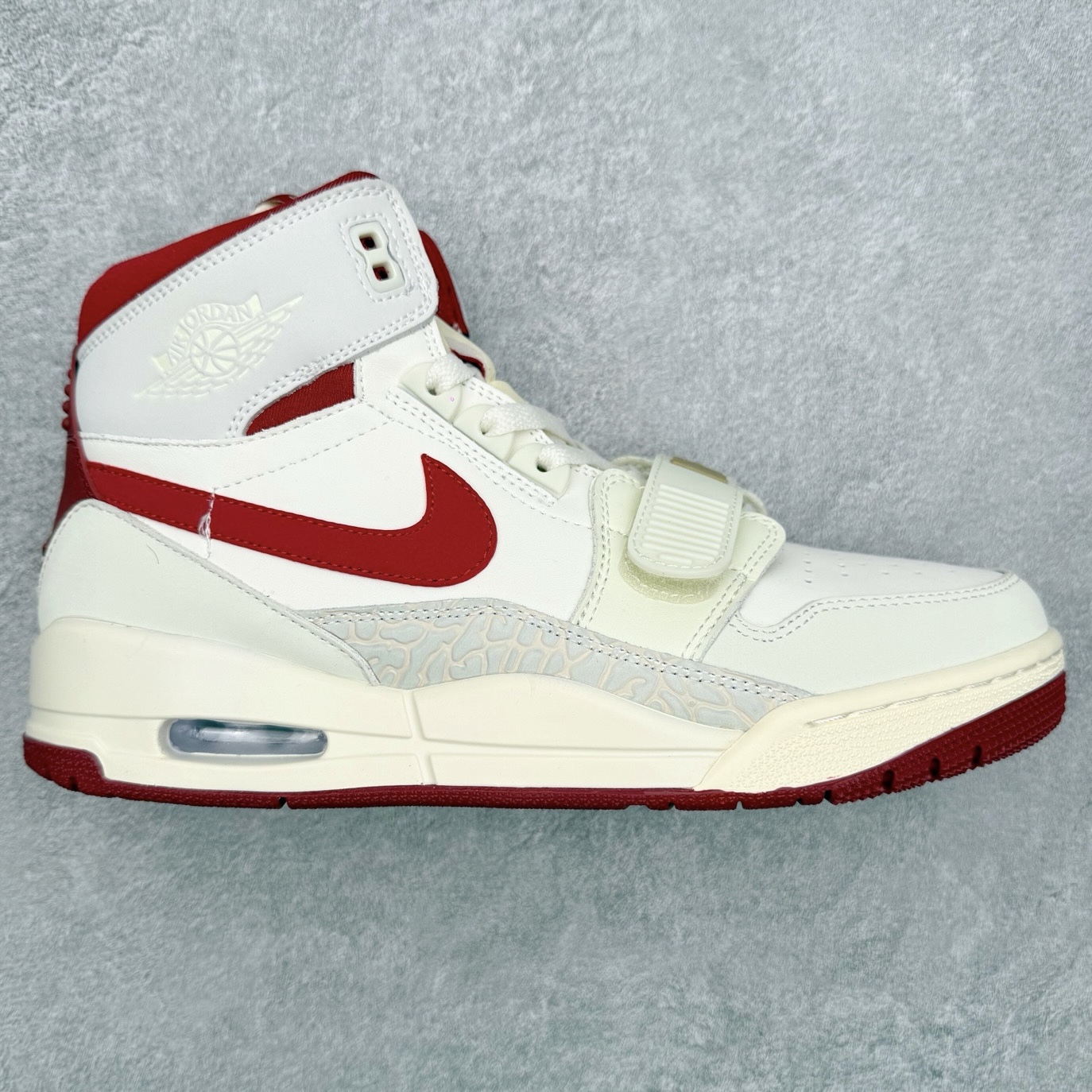 Air Jordan Legacy AJ312 低帮 IQ9785-161 鞋身采用了皮革材质打造 横跨鞋面的魔术贴十分吸睛 侧面的Swoosh Logo的一部分被鞋面遮挡了一部分 颇具玩味 魔术贴上标有NK标识 而鞋舌上是Jordan的经典飞翼Logo 后跟和鞋底均采用了Air Jordan 3 的设计 后跟上同样也使用了经典的爆裂纹图案 尺码：36 36.5 37.5 38 38.5 39 40 40.5 41 42 42.5 43 44 44.5 45 46 47.5-选品中心