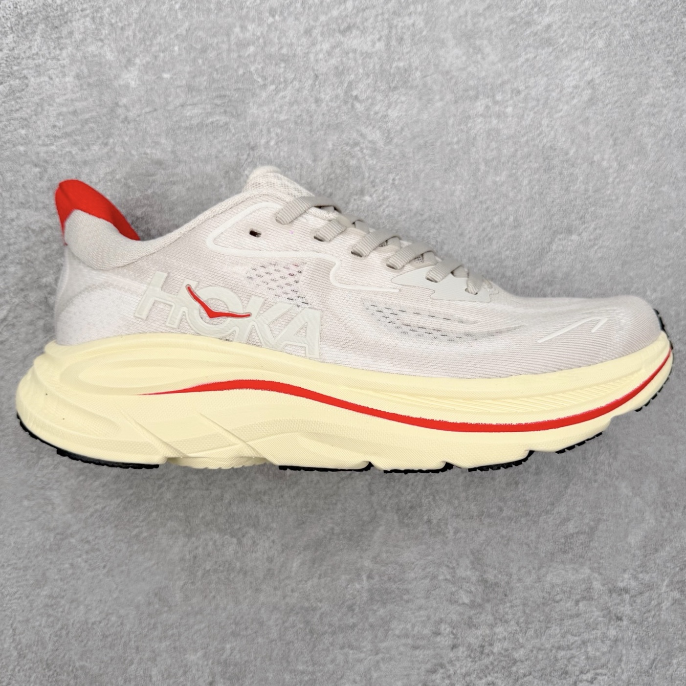 HOKA ONE ONE Clifton 克里夫顿10代专业性能减震公路跑步鞋 轻盈透气的针织网面和纱线的使用让鞋面更挺拔 增强鞋面的强度和支撑性能 搭配柔软的鞋舌 让双脚在舒适包裹中跑的更加畅快 全新泡棉中底 柔软的同时增强回弹性能 为不同跑者提供更平稳流畅的脚感 带来全面的缓冲保护 根据人体工程学设计的延长拉襟 后跟处弹软的海绵填充舒适固定 避免掉跟和摩擦 相比上一代光滑的内衬 Clifton 的内衬增强了摩擦力 避免双脚在鞋内滑动 尺码：36 36.5 37.5 38 38.5 39 40 40.5 41 42 42.5 43 44 44.5 45-选品中心