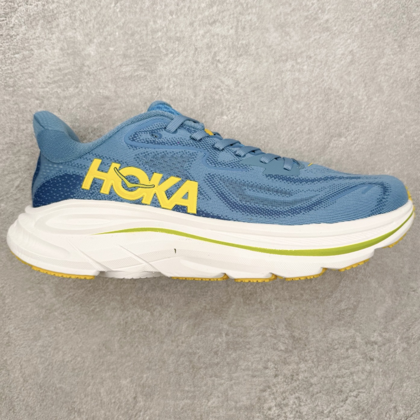 HOKA ONE ONE Clifton 克里夫顿10代专业性能减震公路跑步鞋 轻盈透气的针织网面和纱线的使用让鞋面更挺拔 增强鞋面的强度和支撑性能 搭配柔软的鞋舌 让双脚在舒适包裹中跑的更加畅快 全新泡棉中底 柔软的同时增强回弹性能 为不同跑者提供更平稳流畅的脚感 带来全面的缓冲保护 根据人体工程学设计的延长拉襟 后跟处弹软的海绵填充舒适固定 避免掉跟和摩擦 相比上一代光滑的内衬 Clifton 的内衬增强了摩擦力 避免双脚在鞋内滑动 尺码：36 36.5 37.5 38 38.5 39 40 40.5 41 42 42.5 43 44 44.5 45-选品中心