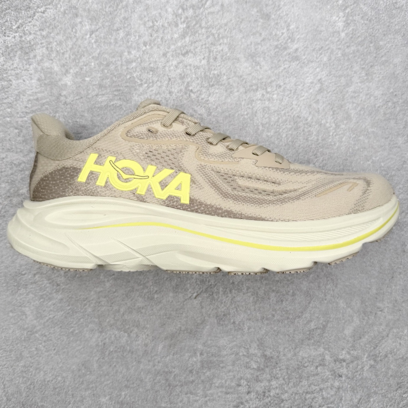 HOKA ONE ONE Clifton 克里夫顿10代专业性能减震公路跑步鞋 轻盈透气的针织网面和纱线的使用让鞋面更挺拔 增强鞋面的强度和支撑性能 搭配柔软的鞋舌 让双脚在舒适包裹中跑的更加畅快 全新泡棉中底 柔软的同时增强回弹性能 为不同跑者提供更平稳流畅的脚感 带来全面的缓冲保护 根据人体工程学设计的延长拉襟 后跟处弹软的海绵填充舒适固定 避免掉跟和摩擦 相比上一代光滑的内衬 Clifton 的内衬增强了摩擦力 避免双脚在鞋内滑动 尺码：36 36.5 37.5 38 38.5 39 40 40.5 41 42 42.5 43 44 44.5 45-选品中心