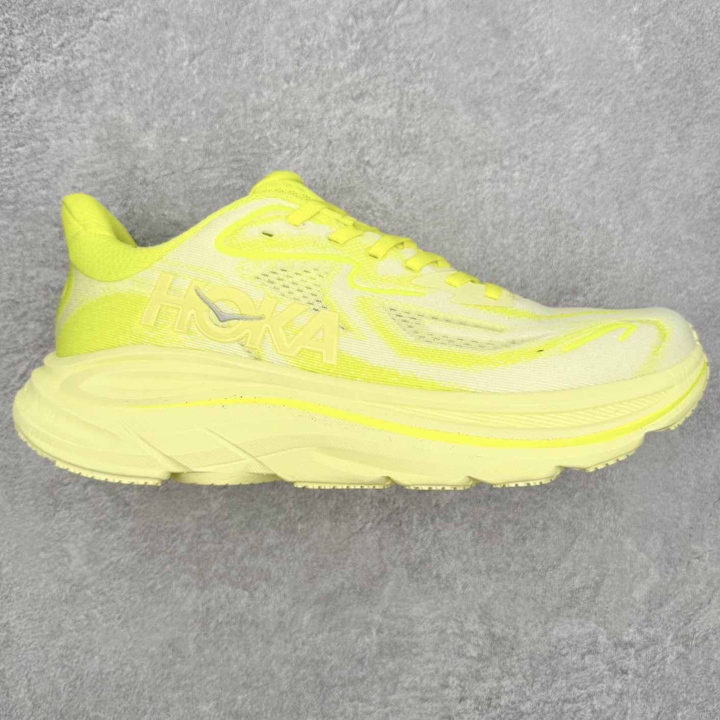 HOKA ONE ONE Clifton 克里夫顿10代专业性能减震公路跑步鞋 轻盈透气的针织网面和纱线的使用让鞋面更挺拔 增强鞋面的强度和支撑性能 搭配柔软的鞋舌 让双脚在舒适包裹中跑的更加畅快 全新泡棉中底 柔软的同时增强回弹性能 为不同跑者提供更平稳流畅的脚感 带来全面的缓冲保护 根据人体工程学设计的延长拉襟 后跟处弹软的海绵填充舒适固定 避免掉跟和摩擦 相比上一代光滑的内衬 Clifton 的内衬增强了摩擦力 避免双脚在鞋内滑动 尺码：36 36.5 37.5 38 38.5 39 40 40.5 41 42 42.5 43 44 44.5 45-选品中心