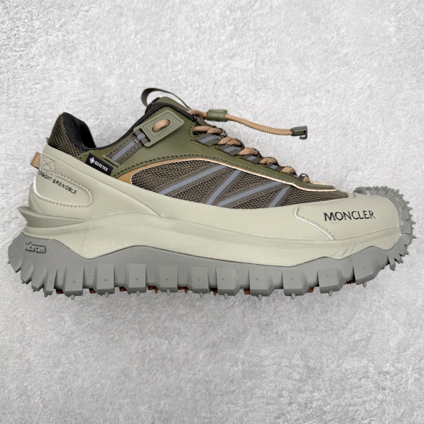 Moncler Trailgrip Gore-Tex 蒙口越野旅行系列低帮厚底轻量户外登山运动鞋 盟可睐MONCLER TRAILGRIP 鞋履新季系列 前卫设计碰撞实用科技 轻盈面料无惧炎热夏季 Trailgrip运动鞋作为盟可睐Moncler的秋冬新作横空出世 融蕴品牌山地基因 运用科技前沿技术 征服野外复杂地形 醒目的胎纹设计搭配弧形橡胶鞋头 确保经久耐穿 为山野探险与都市畅游提供高效防护 Trailgrip 2023春夏系列将在既有的实用性基础之上 推出全新配色 并采用更轻材质 尺码：35 36 37 38 39 40 41 42 43 44 45 46-选品中心