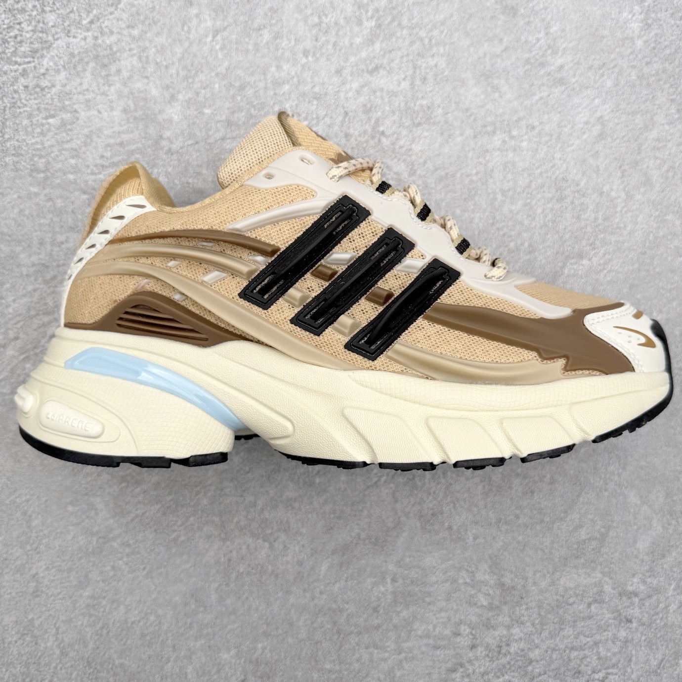 Pharrell x adidas Adistar Jellyfish 低帮水母复古风老爹鞋 Adistar Cushion联名出的这款复古老爹鞋简直是未来科技感十足 以3D风格焕新演绎标志性三条纹 为造型添上点睛之笔 金属质感视觉效果TPU自带哑光反射 非常的细节 最大的亮点无疑是鞋屁股 大块的tpu包裹 让增高的大底不再突兀 更显腿长脚细 尺码：36 36.5 37 38 38.5 39 40 40.5 41 42 42.5 43 44 44.5 45 46 47-选品中心