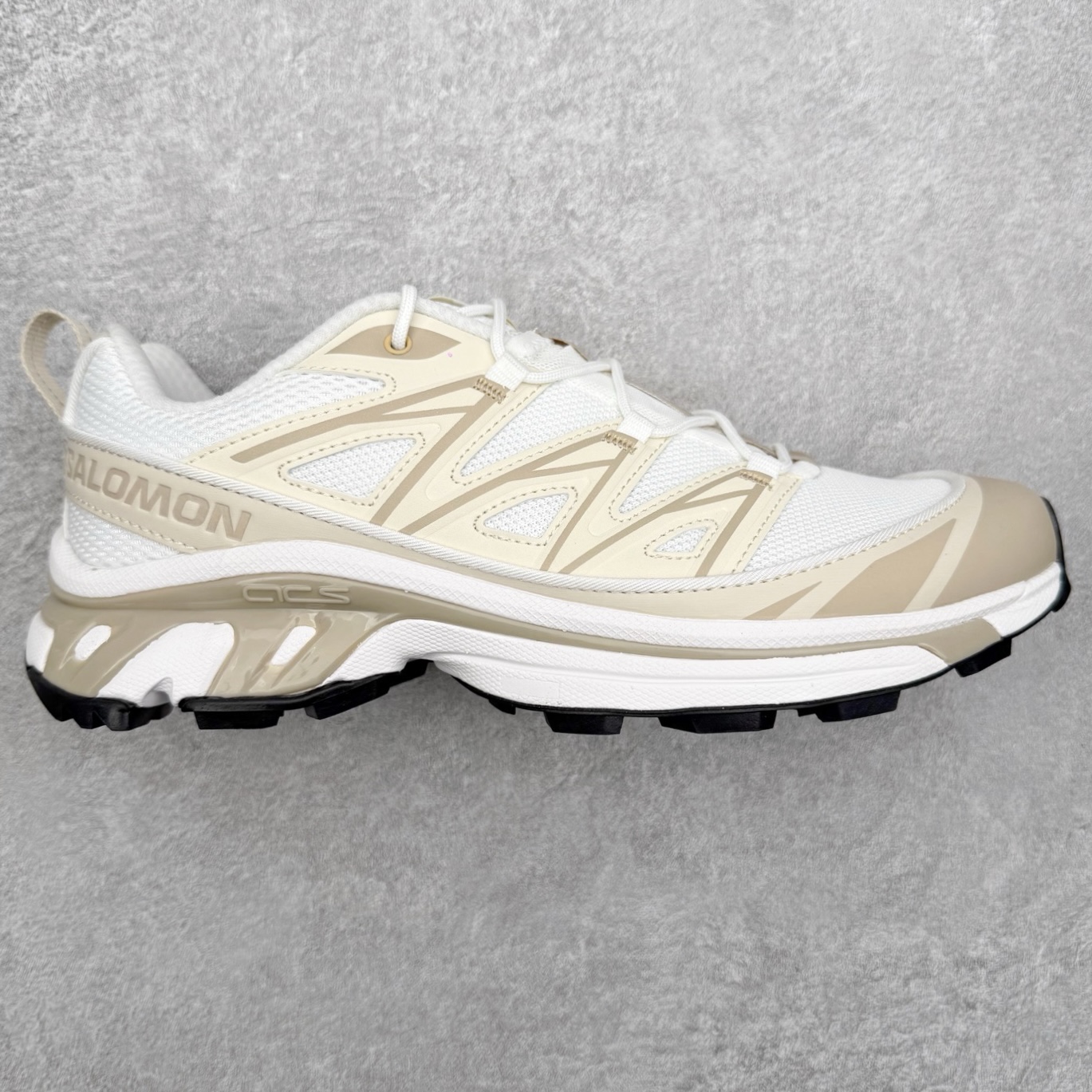 Salomon XT-6 萨洛蒙复古潮流户外机能登山跑鞋 纯原外贸平台特供订单 耗时半年巨作 全套原纸板楦头开发 原厂特供网布配套加持 确保原汁原味 完美呈现版型 原档数据独家私模五层组合大底 男女鞋同步官方开发至46.5 原装Ortholite轻量化鞋垫 中底布带钢印编号 原厂TPU锁扣 进口港宝加持 后跟自然饱满 还原公司包裹性 鞋面以“锯齿”状的包裹系统呈现 在基色底之下加入了各种色点缀 将公司的最新技术和时尚前卫的造型融入耐用的长跑款式中 鞋面由 TPU 薄膜制成 并焊接在高耐磨网眼上 使其既时尚又坚固 由 ACS底盘支撑 可增强稳定性和支撑力 以及由橡胶凸耳 Contragrip外底覆盖的 EVA 缓冲中底 旨在应对崎岖的地形 鞋舌上的彩色Salomon 标签、Quicklace 系统以及鞋头、鞋舌和鞋跟上的附加品牌使细节更加完美 让穿着者可以轻松驾驭户外与通勤下的任何运动生活场景 无缝鞋身户外随意纵横 颜值与脚感兼备 出街通勤 绝对非常吸睛 你值得拥有 尺码：36 36.5 37.5 38 38.5 39 40 40.5 41 42 42.5 43 44 44.5 45 注意：偏小1码-选品中心