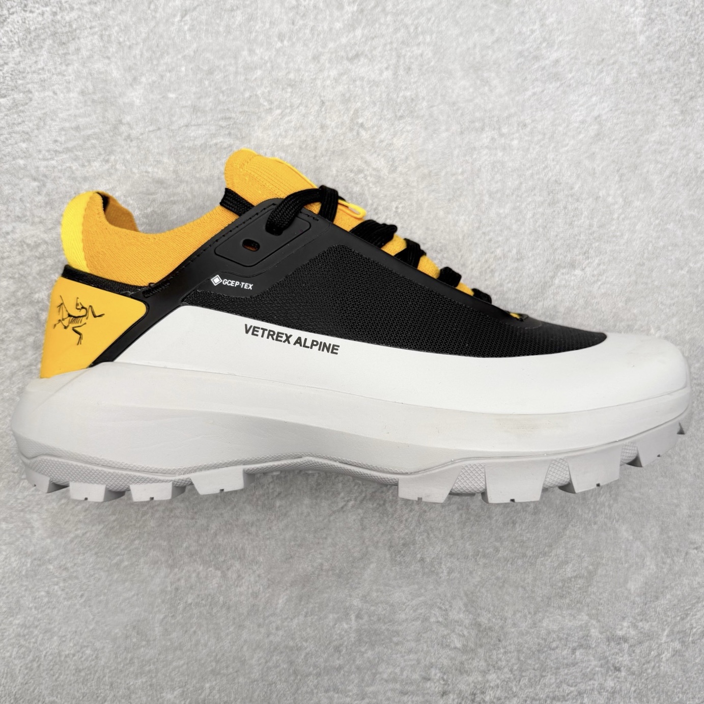 Arcteryx Vertex Alpine GTX阿尔卑斯山顶峰系列低帮越野徒步户外运动登山运动鞋 这款GORE-TEX鞋履适合希望在技术路线上更快前进的山地跑步者穿着，无需担心地形条件如何。中底的Rocker Geometry几何结构设计带来推进力，并采用InFuse材料制成，这是一种轻质、高响应性的EVA和聚烯烃合成材料，可提供回弹并吸收冲击力。抓地平稳的Vibram Megagrip外底采用LITEBASE技术，在减轻重量的同时不影响性能，而多向凸耳花纹设计带来更强的抓地力。鞋身贴合包裹脚部，针织鞋领可阻挡碎屑进鞋。实拍调校N版已经零色差零失真 百分百还原实物色彩所见即所得 不存在货不对板色差等低级问题 选购参考实物拍摄 不混卖不参货 只用心做好货严格选品 承诺混一赔十 尺码：36 36.5 37.5 38 38.5 39 40 40.5 41 42 42.5 43 44 44.5 45-选品中心