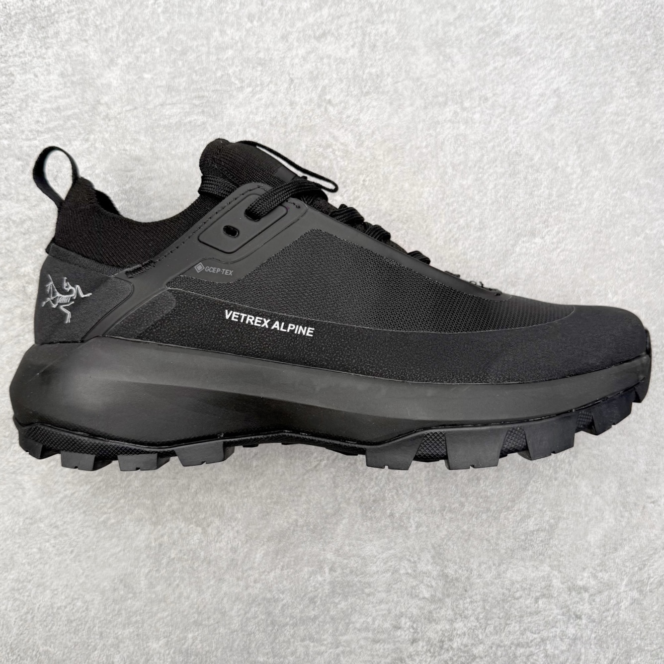 Arcteryx Vertex Alpine GTX阿尔卑斯山顶峰系列低帮越野徒步户外运动登山运动鞋 这款GORE-TEX鞋履适合希望在技术路线上更快前进的山地跑步者穿着，无需担心地形条件如何。中底的Rocker Geometry几何结构设计带来推进力，并采用InFuse材料制成，这是一种轻质、高响应性的EVA和聚烯烃合成材料，可提供回弹并吸收冲击力。抓地平稳的Vibram Megagrip外底采用LITEBASE技术，在减轻重量的同时不影响性能，而多向凸耳花纹设计带来更强的抓地力。鞋身贴合包裹脚部，针织鞋领可阻挡碎屑进鞋。实拍调校N版已经零色差零失真 百分百还原实物色彩所见即所得 不存在货不对板色差等低级问题 选购参考实物拍摄 不混卖不参货 只用心做好货严格选品 承诺混一赔十 尺码：36 36.5 37.5 38 38.5 39 40 40.5 41 42 42.5 43 44 44.5 45-选品中心