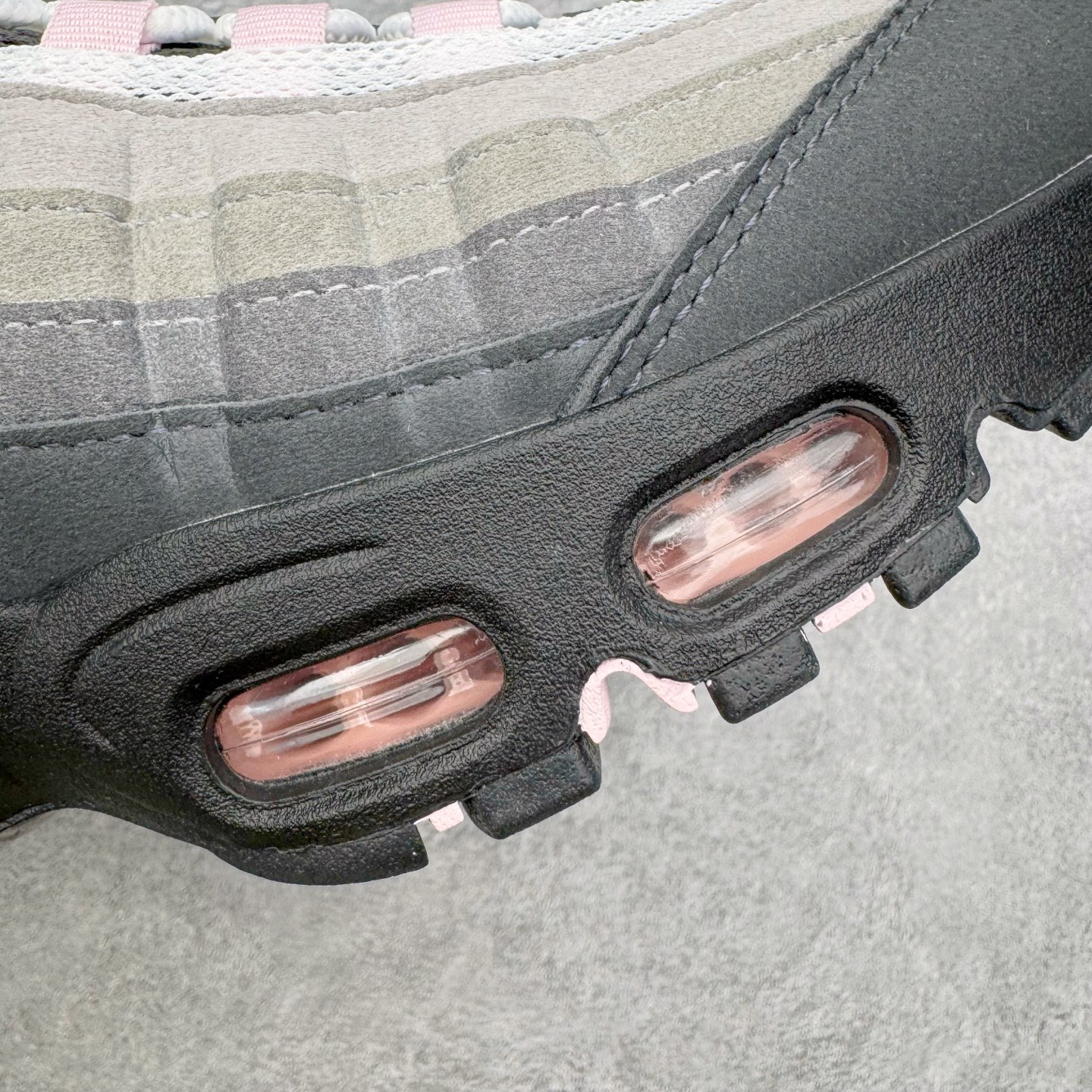 图片[15]-＃KZ神版 NK Air Max 95 OG 舒适百搭耐磨低帮气垫休闲跑步鞋 灰粉 HJ5996-001 亲自操刀耗时半年开发 重金购买全套印尼原厂纸板楦头开发 2025官方主推系列 致敬诞生30周年的传奇鞋型 Air Max 95 系列再度重磅复刻归来 以全新配色续写光辉历史 更以现代手法重塑经典 将复古风格与前沿科技完美融合 一比一鞋头弧度高度鞋身弧度 东莞原厂模具大底 一码一模 原厂高韧性Tpu 独家供应45.5 48.5 原厂特供同批次皮料与Zp零色差 原厂特供内外标均可过绿X扫描认证 独家原装Big Bubble气垫 气垫体积更大 提供更强的缓震性能和回弹性 进口玻璃冲刀皮料裁剪零毛边 电脑针车工艺 鞋面不留荧光细节 平台可冲 超高鞋面清洁度 最高QC检验标准 控制溢胶瑕疵 每一双都是工艺品 实拍调校N版已经零色差零失真 百分百还原实物色彩所见即所得 不存在货不对板色差等低级问题 选购参考实物拍摄 不混卖不参货 只用心做好货严格选品 承诺混一赔十 尺码：35.5 36 36.5 37.5 38 38.5 39 40 40.5 41 42 42.5 43 44 44.5 45 45.5 46 47.5 48.5-选品中心